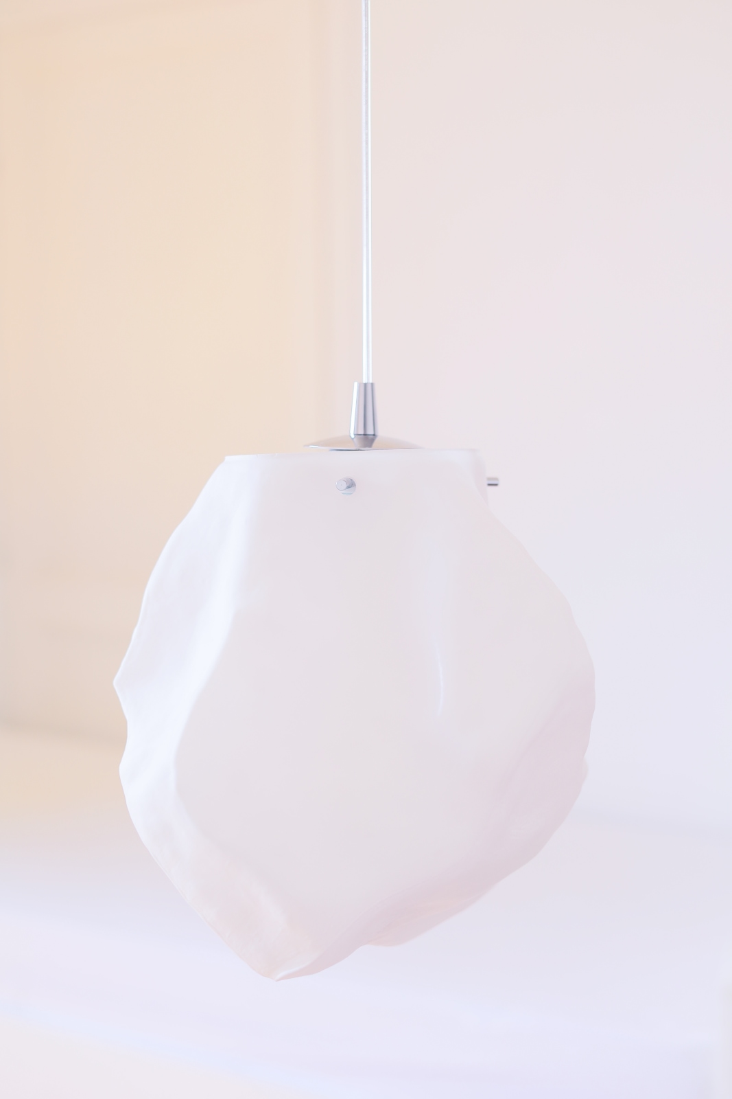 Pendelleuchte mit unregelmäßigem, weißem Struktur-Glas, Bild 4