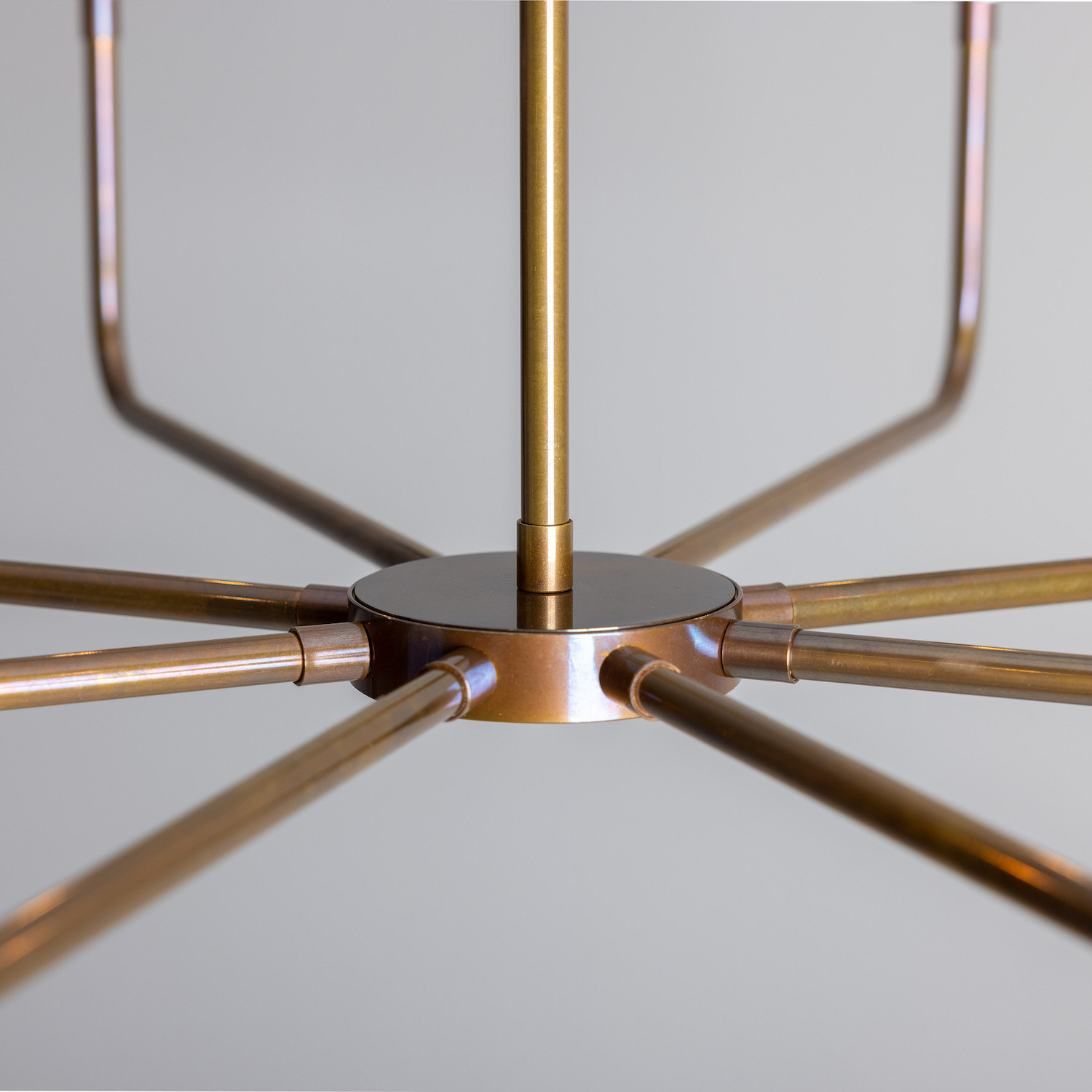 Modern Chandelier with Eight Brass Arms and Candle Bulbs: Alt-Messing patiniert