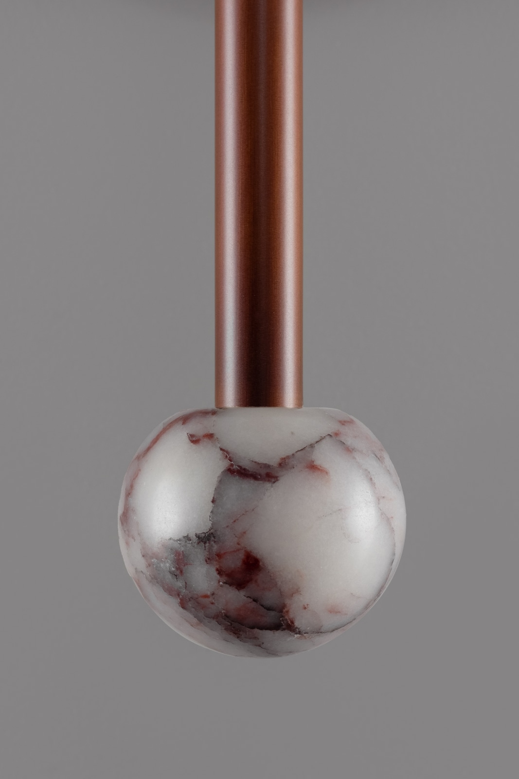 BABYLON SINGLE Sculptural Wall Light in Brass and Natural Marble: Mahogany – Calacatta Viola