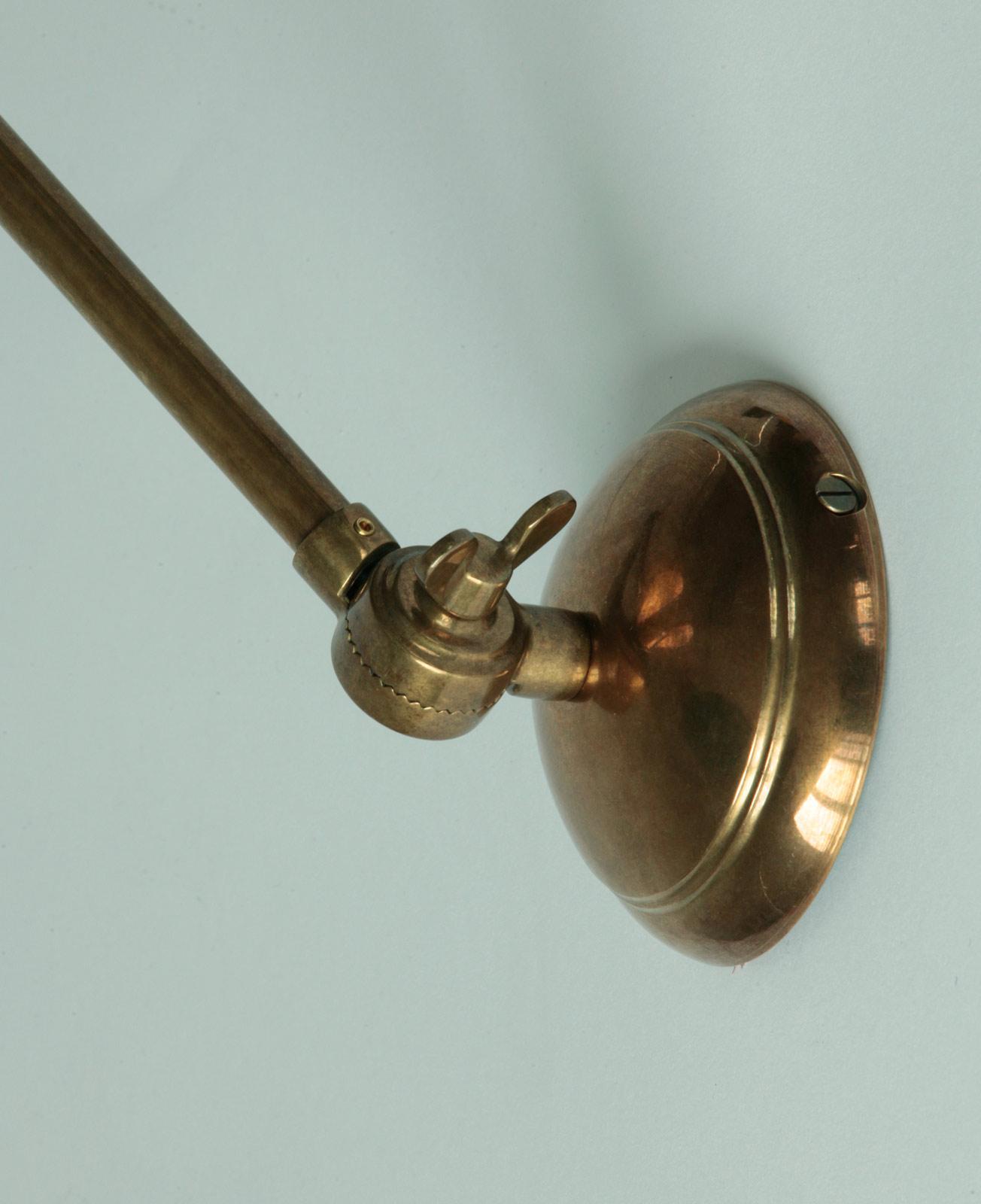 Nostalgic jointed wall light for picture lighting: Wandteil in Alt-Messing patiniert