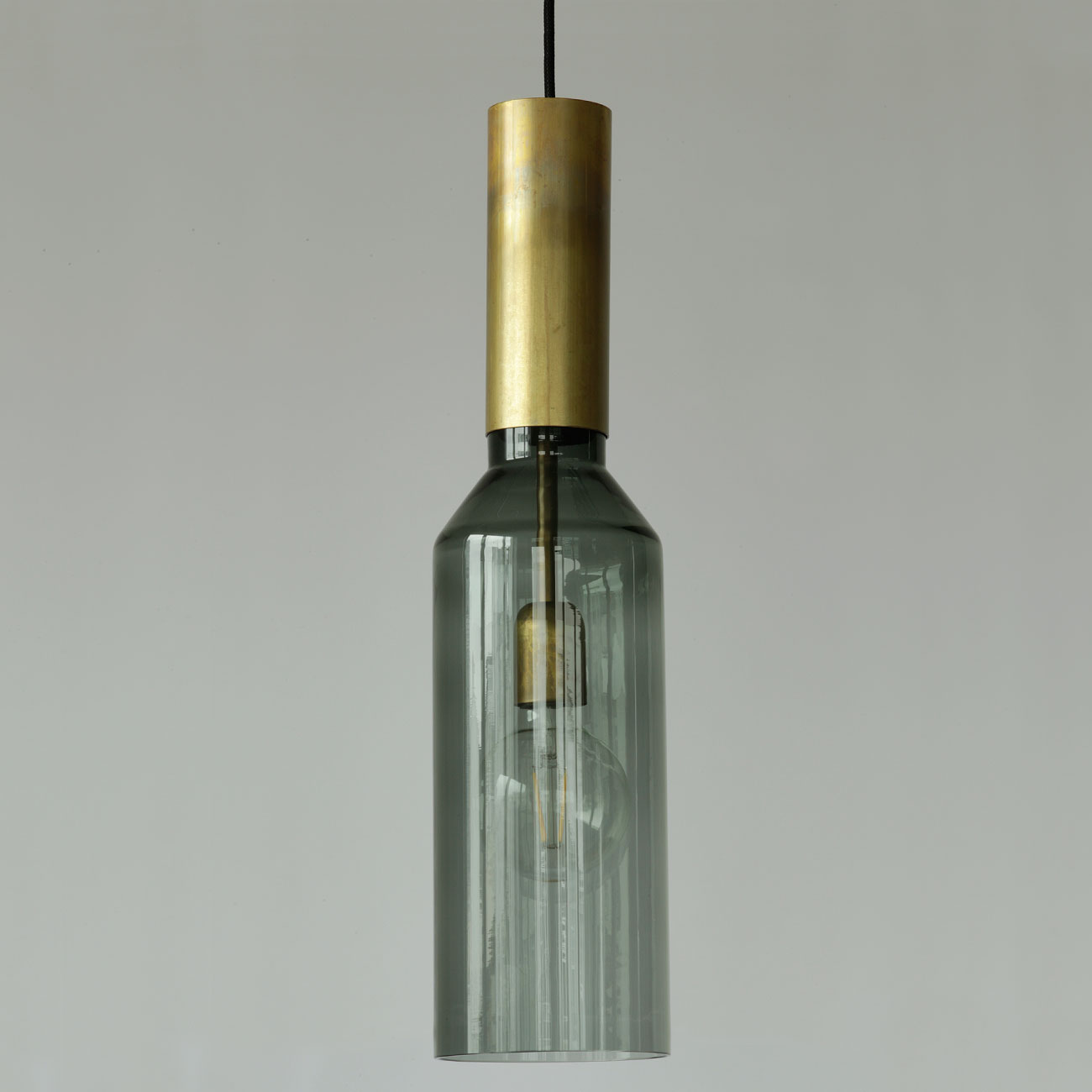 Pendelleuchte aus Messing mit schmalem Rauchglas-Kolben PHENO