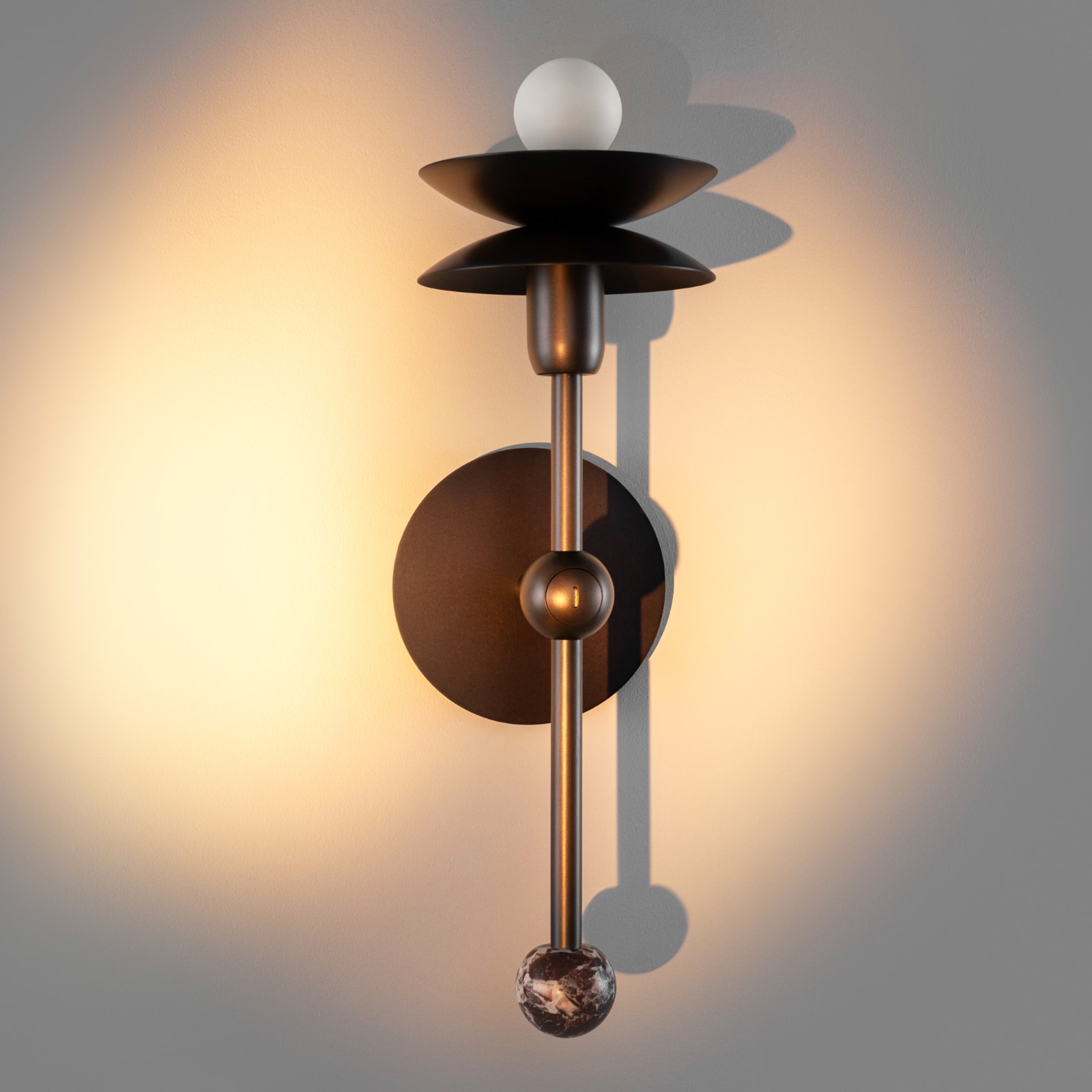 BABYLON SINGLE Skulpturale Wandleuchte aus Messing und Naturmarmor