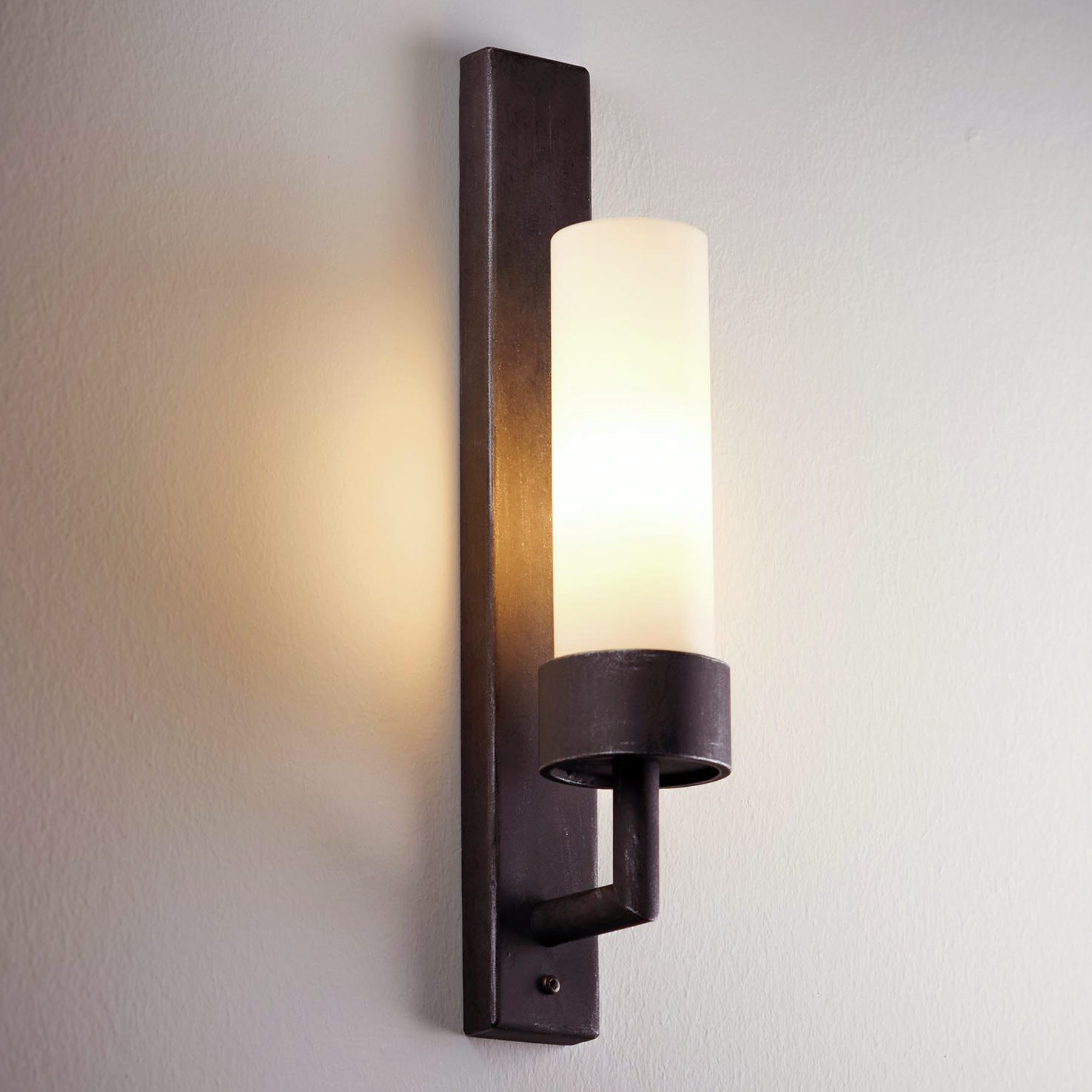 Schmale Glaszylinder-Wandleuchte aus Schmiedeeisen WL3711