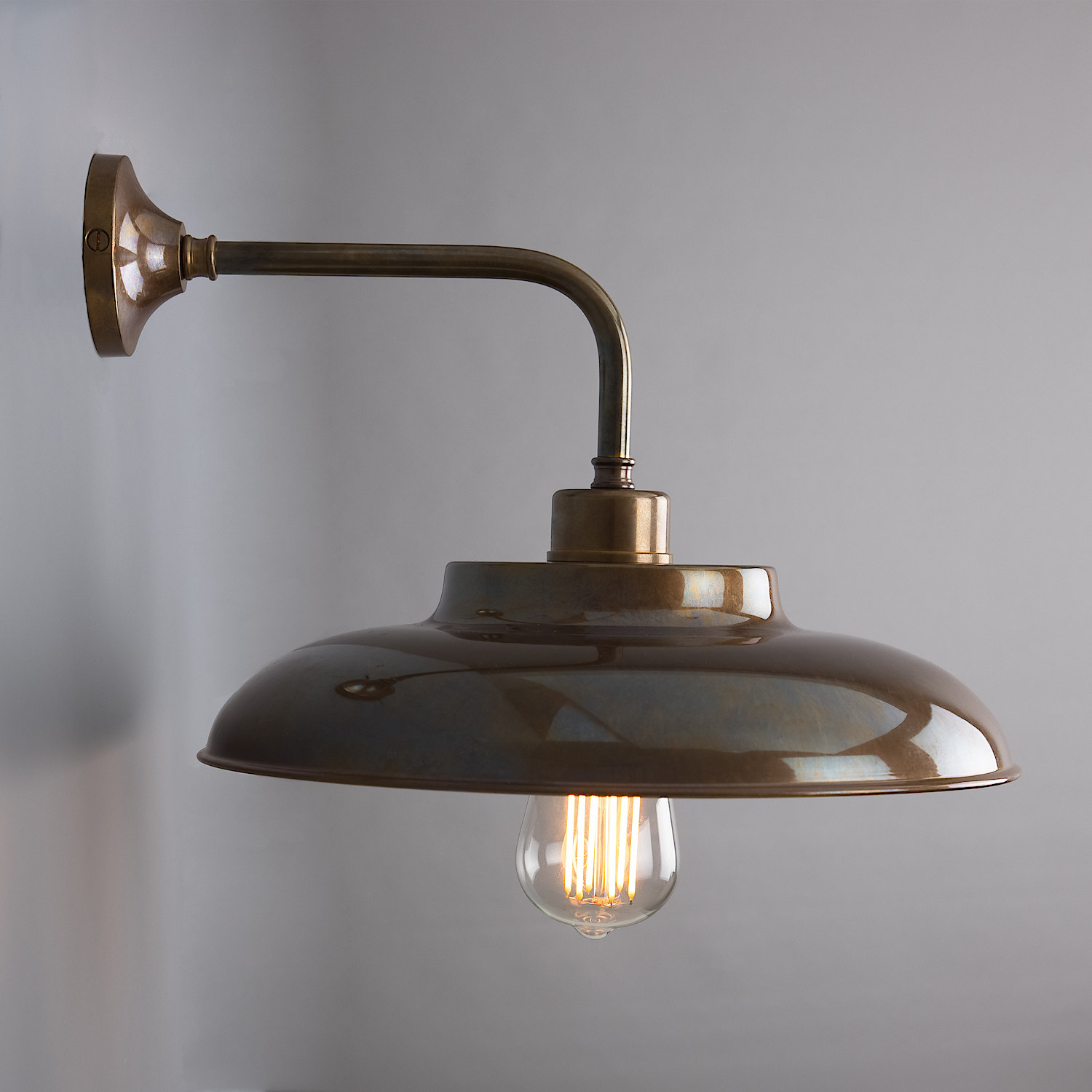 Nostalgic Dish Shade Wall Light Made of Brass: Alt-Messing patiniert