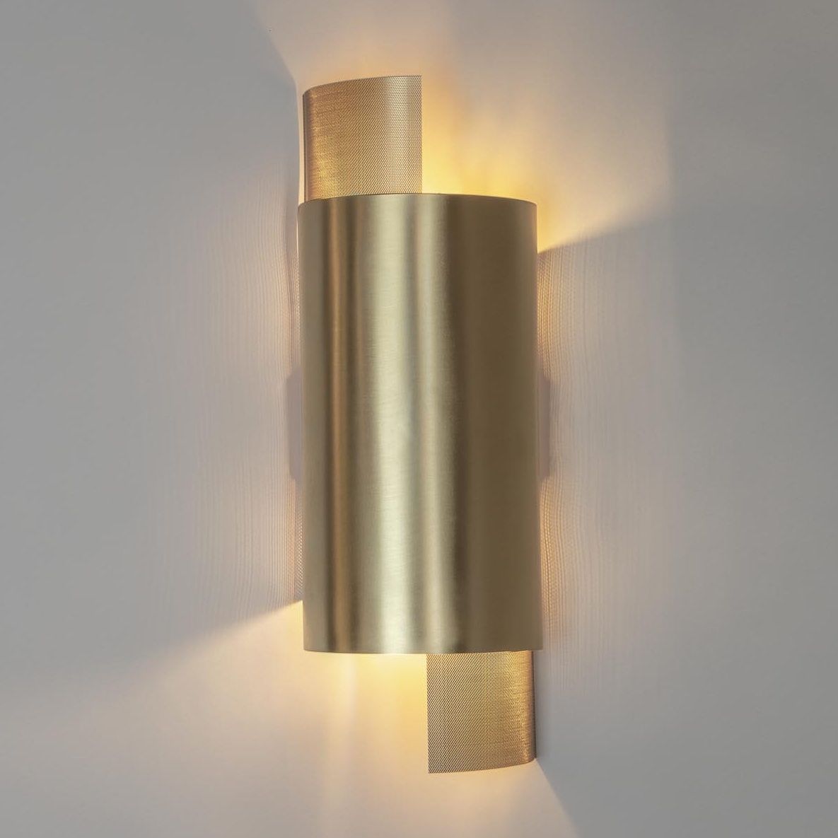 Exklusive Wandleuchte mit perforierter Messingblende