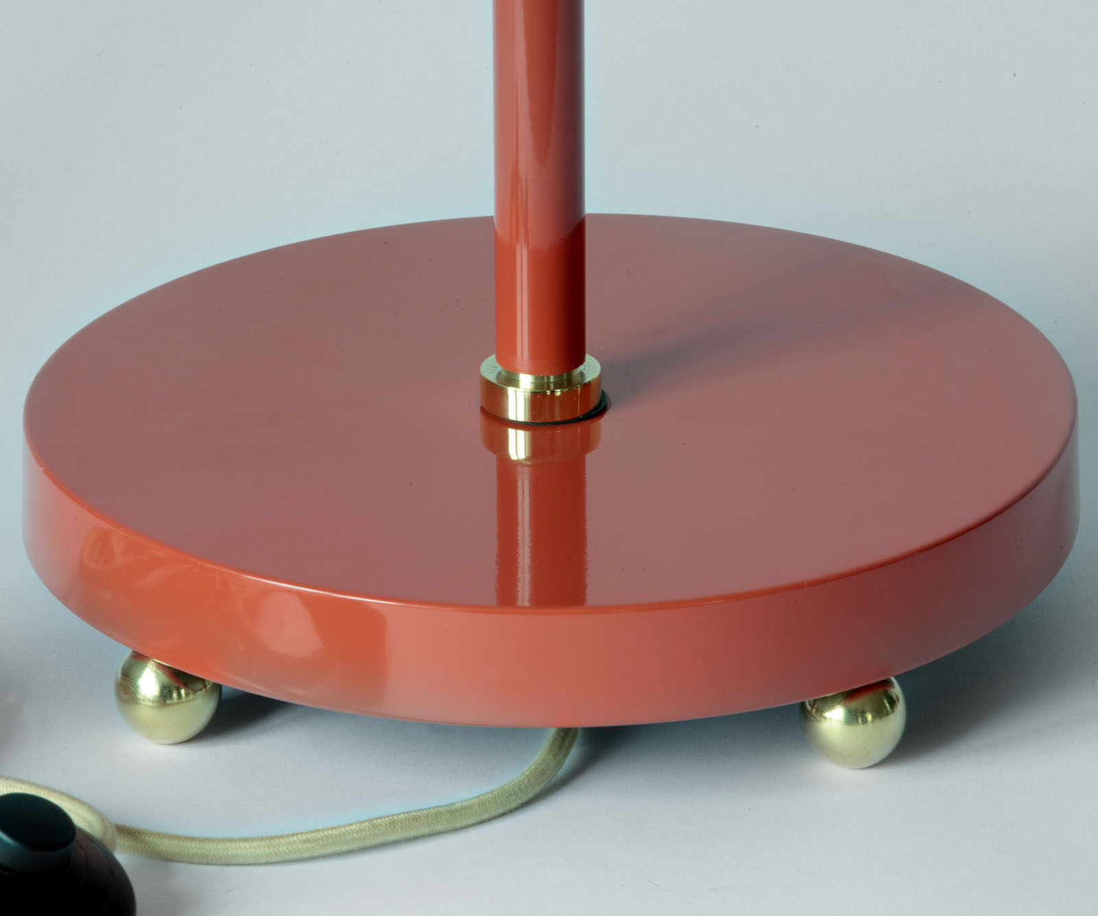 Doppel-Stehleuchte ALMA im Mid Century-Chic mit perforierten Keramik-Schirmen: Hier in  Korallen-Rot