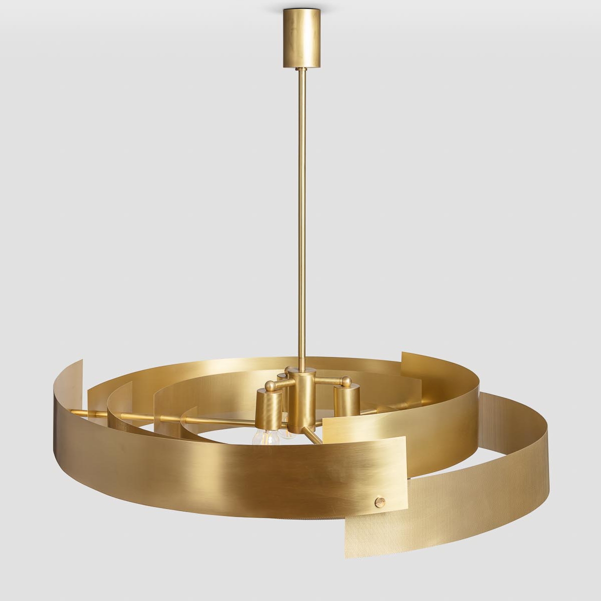 Handgefertigte Design-Hängeleuchte mit perforierten Messing-Blenden (80 cm)