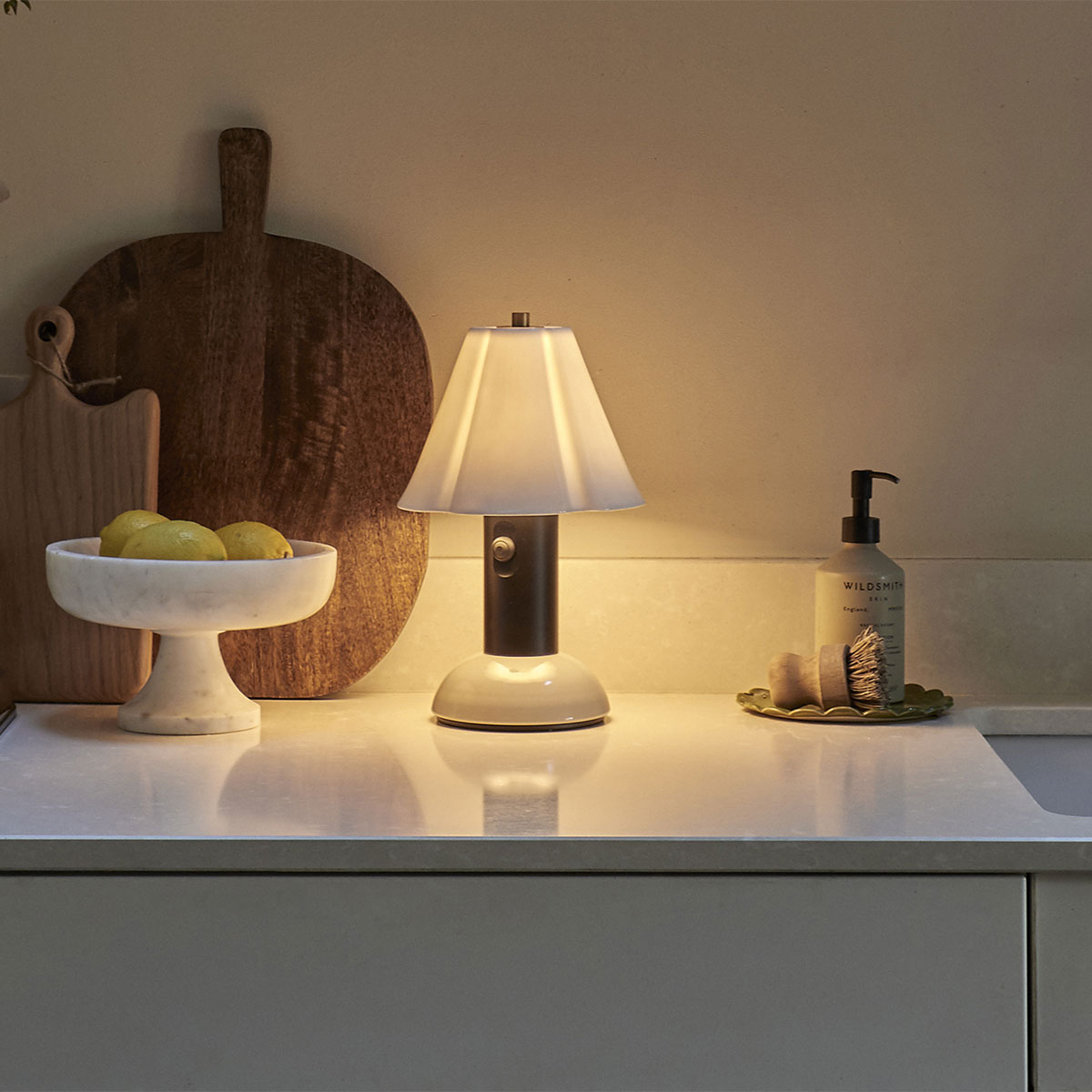 Blossom Portable Table Lamp (USB/battery) with Distinctive Porcelain Shade, Fig. 5