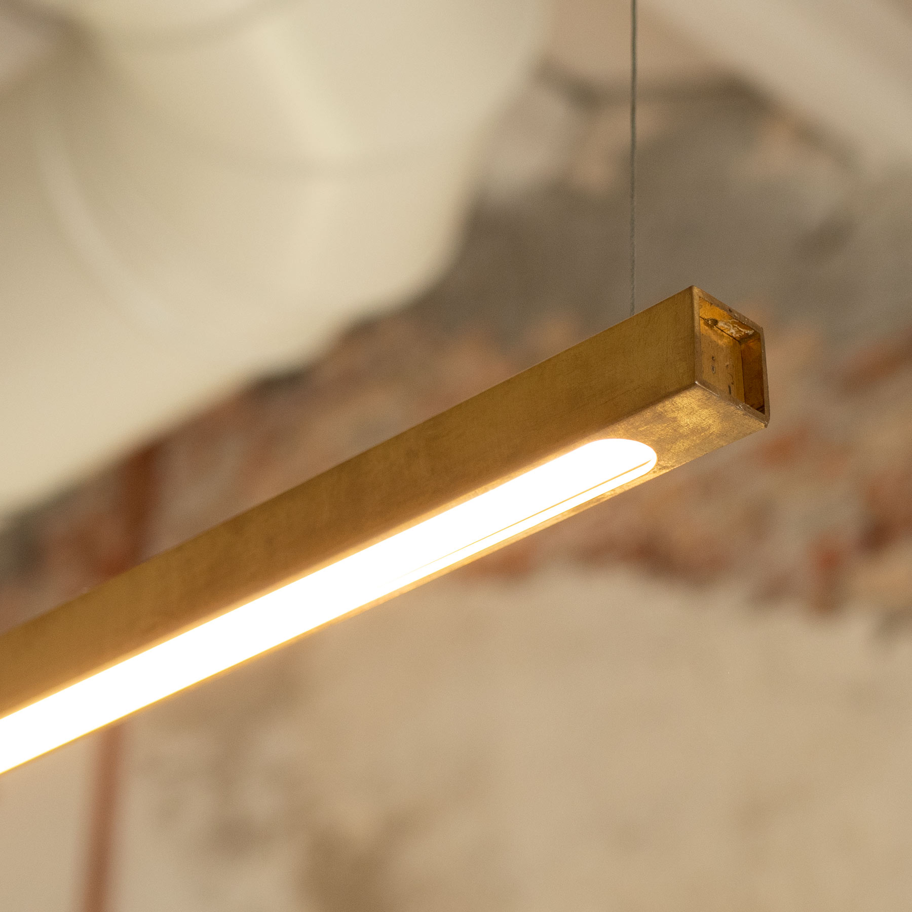 Lange Pendelleuchte für Tische: LED-Messing-Leiste (220 cm)