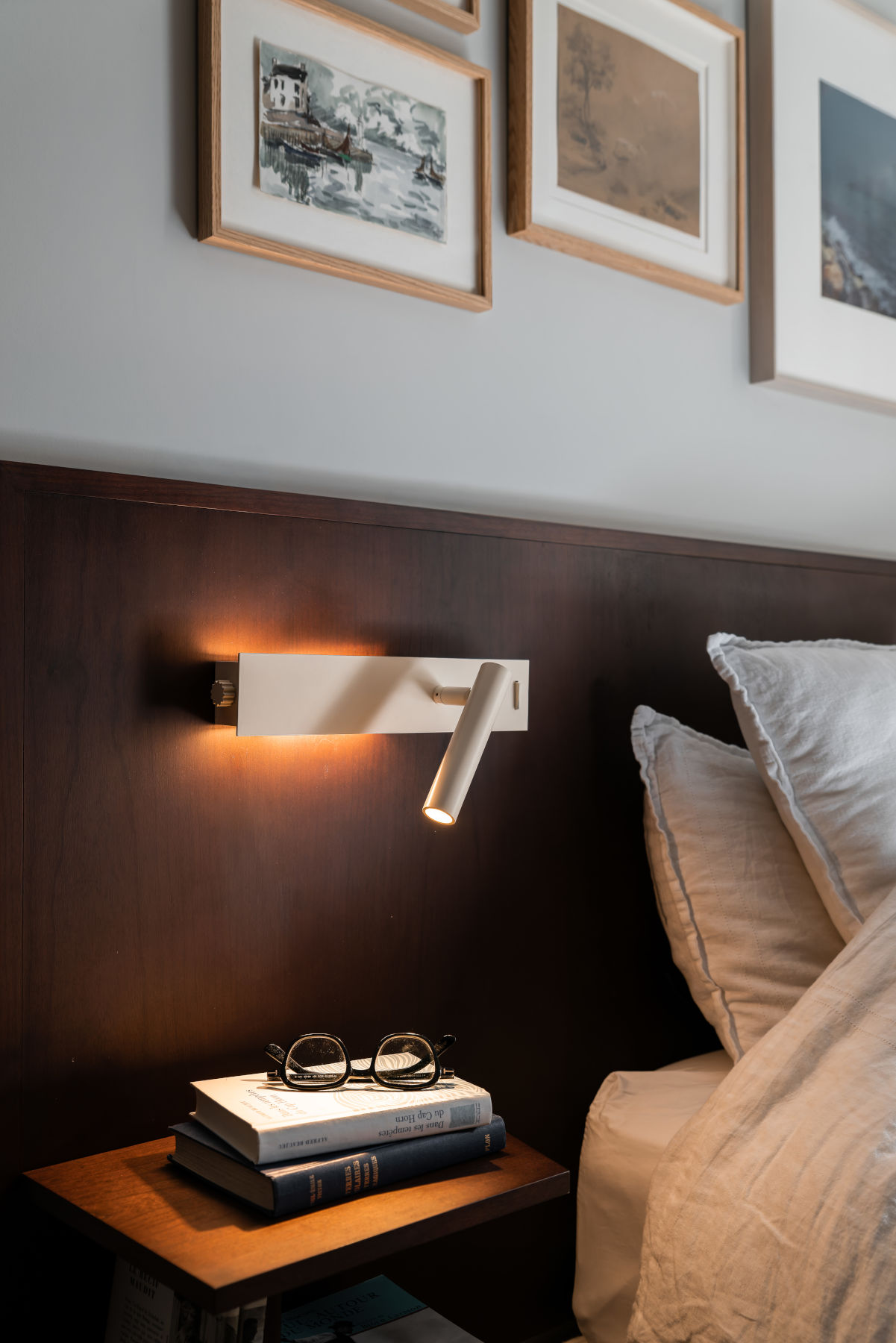 Adjustable Bedroom Light FIT with Backlighting: ©David Pillet