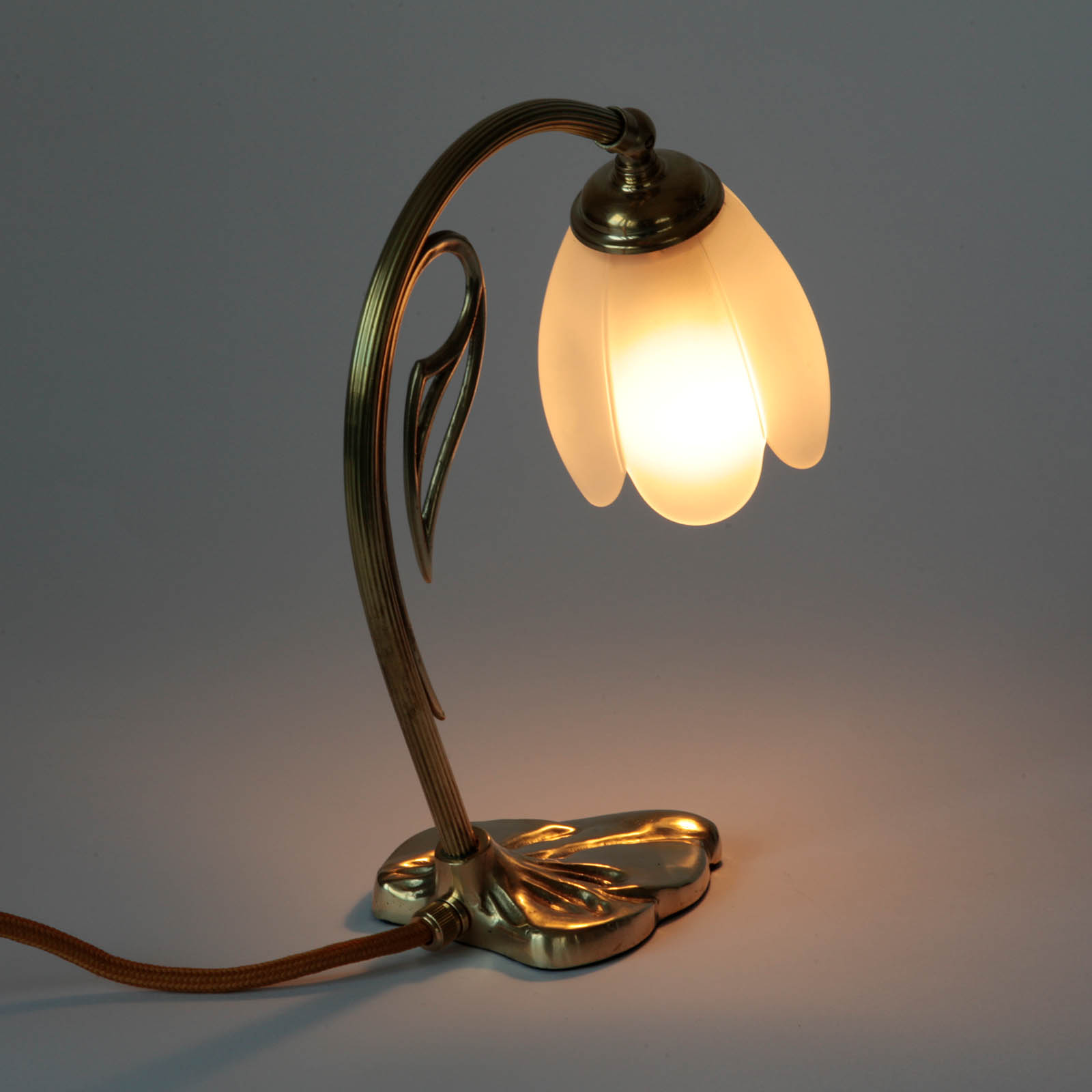 Small Art Nouveau Table Lamp With Blossom Shaped Glass Shade: Messing poliert, unlackiert