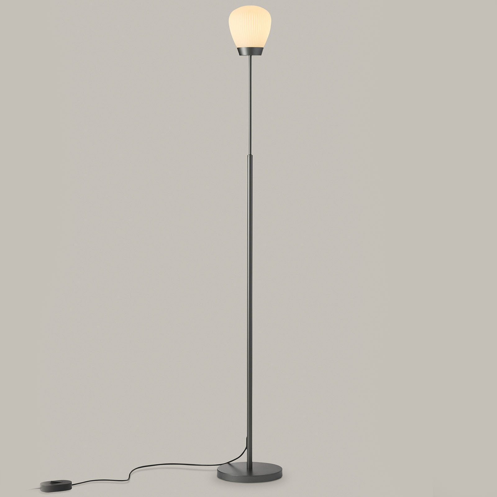 Height Adjustable Floor Lamp PLISSEE S with Pleated Glass Shade: Abgebildet in der Oberfläche Platin