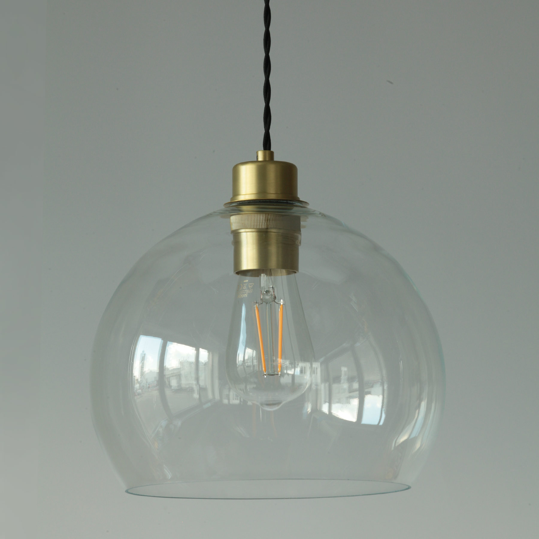 Timeless Glass Pendant Lamp with Fish Bowl Sphere, Ø 25/35 cm: Glas-Hängeleuchte, hier das kleine 25 cm-Modell, Fassung in Messing satiniert, mit „Edison“-LED-Leuchtmittel