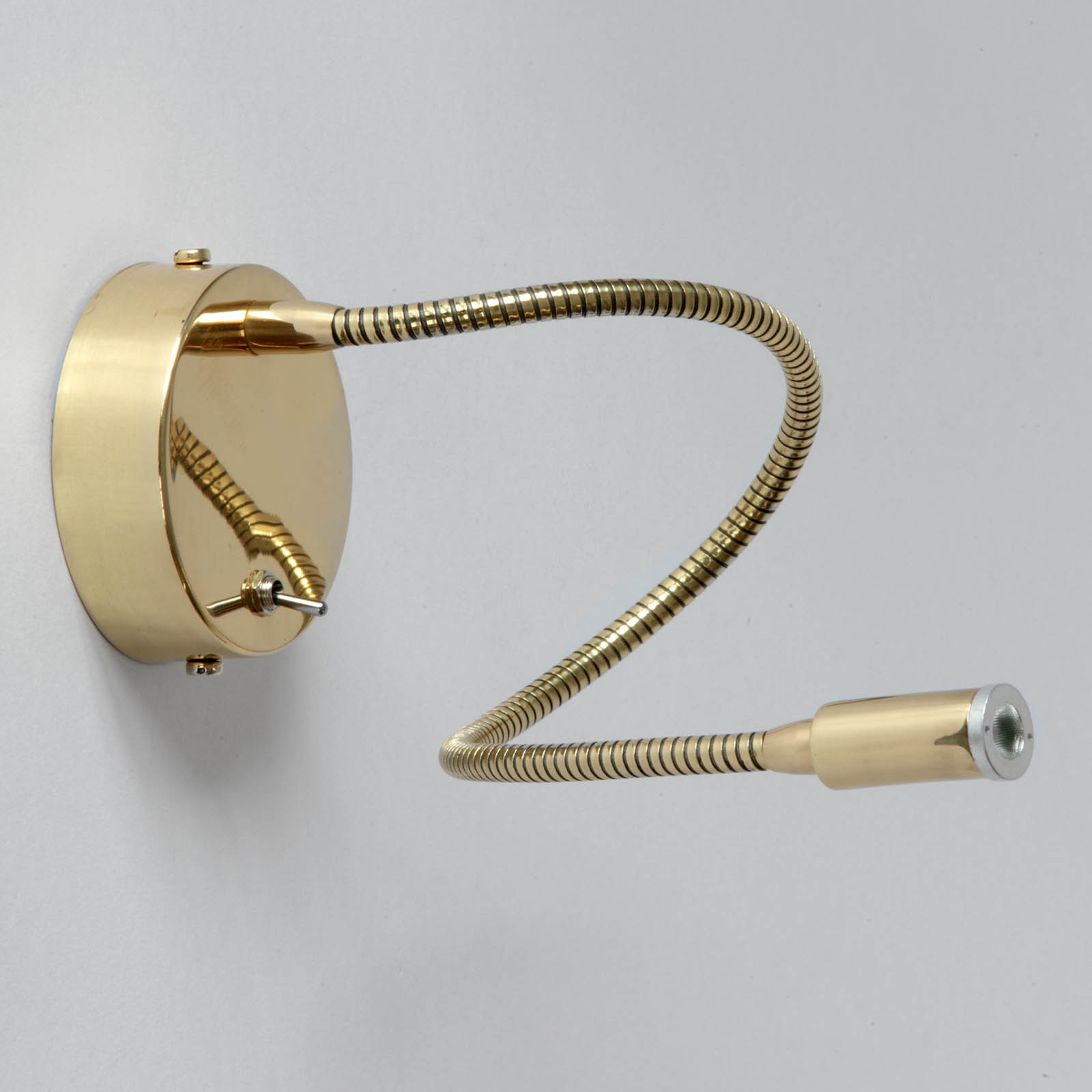 Französischer Messing-Wandstrahler mit 40 cm langem flexiblem Arm: Abgebildet in der Oberfläche 15 Messing poliert mit Kippschalter