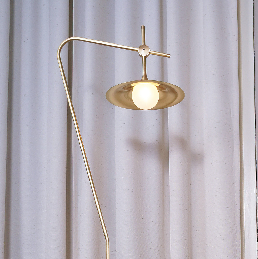 Mid Century-Design Stehleuchte mit Dreibein