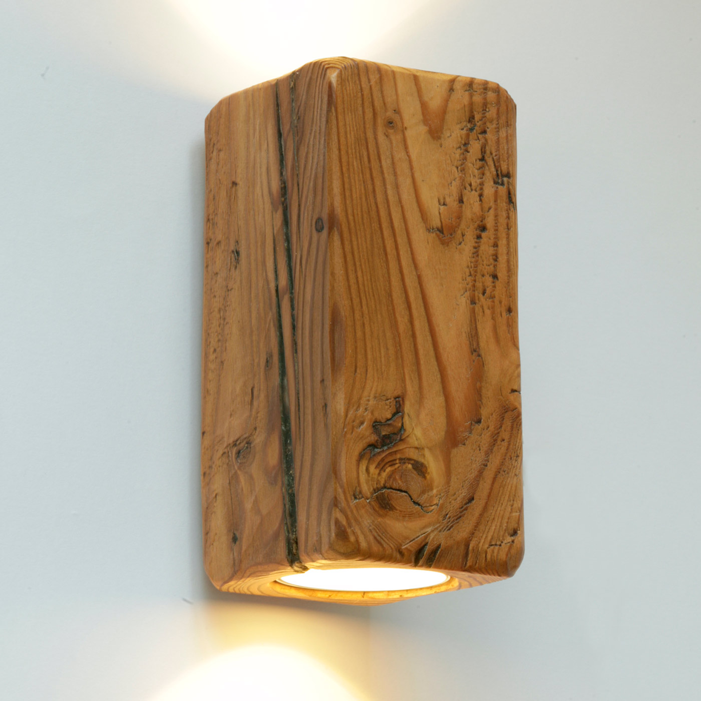 Up-and-Down-Strahler-Wandleuchte aus antikem Massivholz