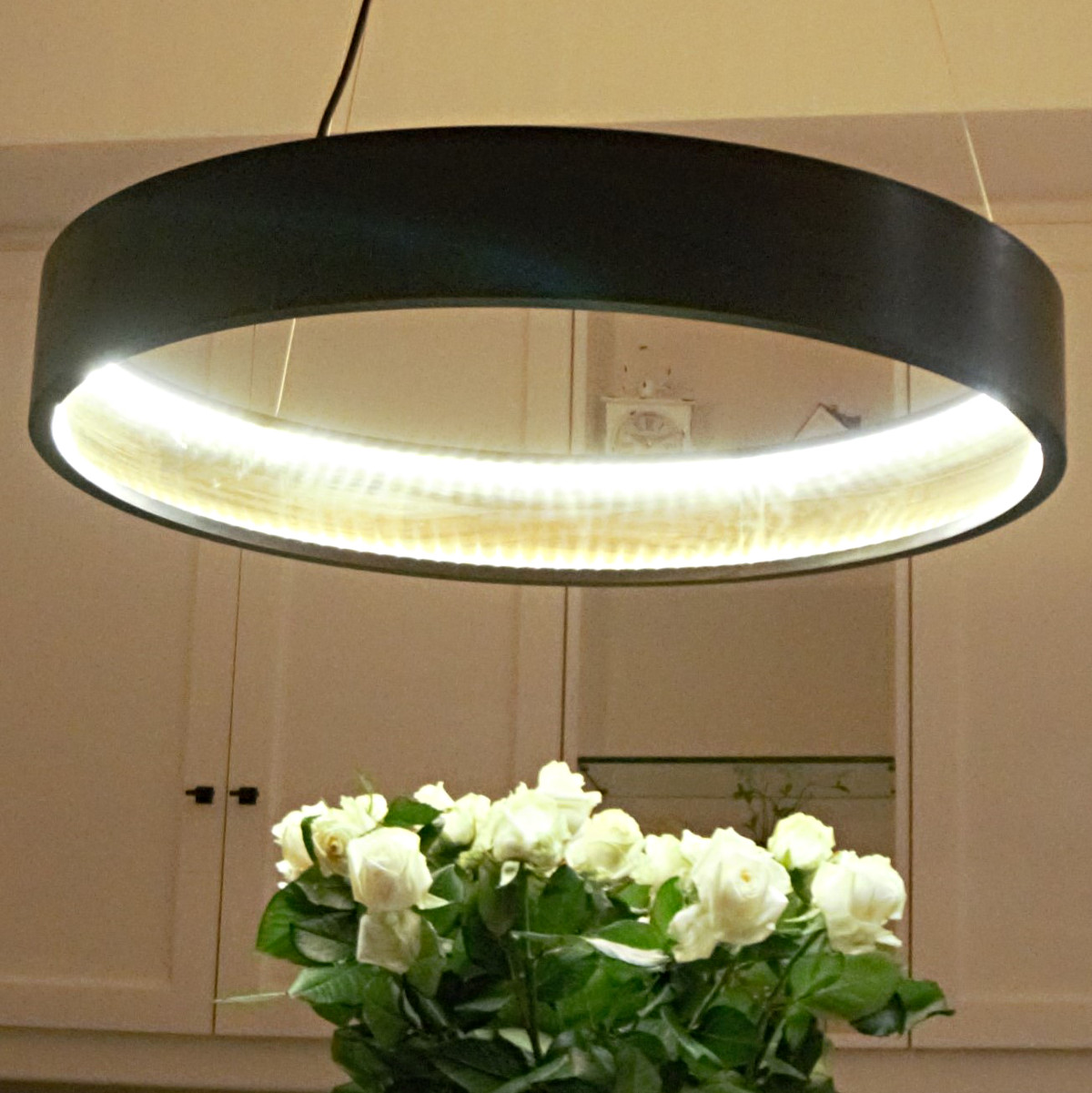 Große LED-Ring-Hängeleuchte aus Messing ECLIPSE