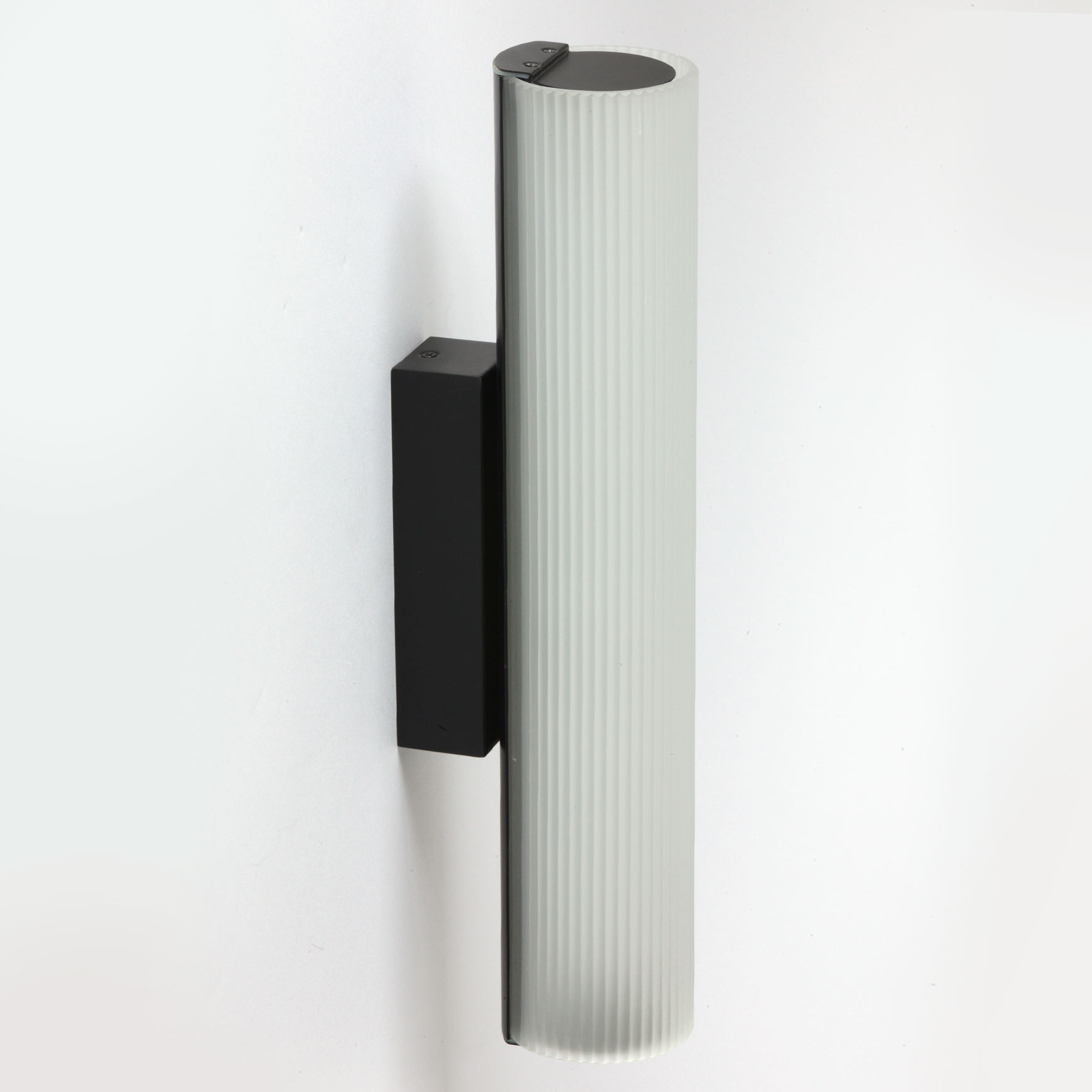 LED-Spiegel-Wandleuchte mit mattem, kanneliertem Glas