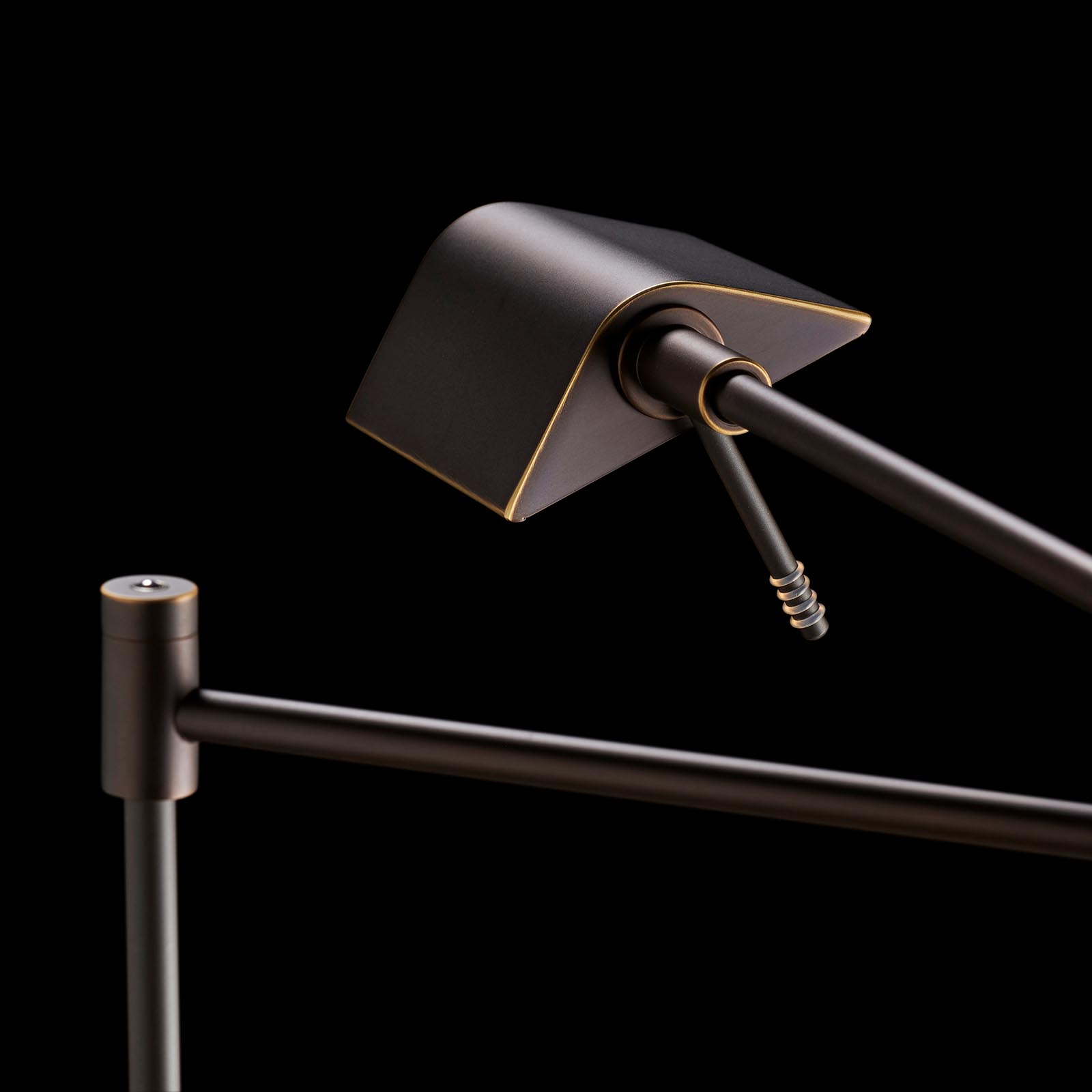 Lese-Stehleuchte 9614 aus Messing mit High End-LED und Dimmer: Abgebildet in der Oberfläche Fumé matt