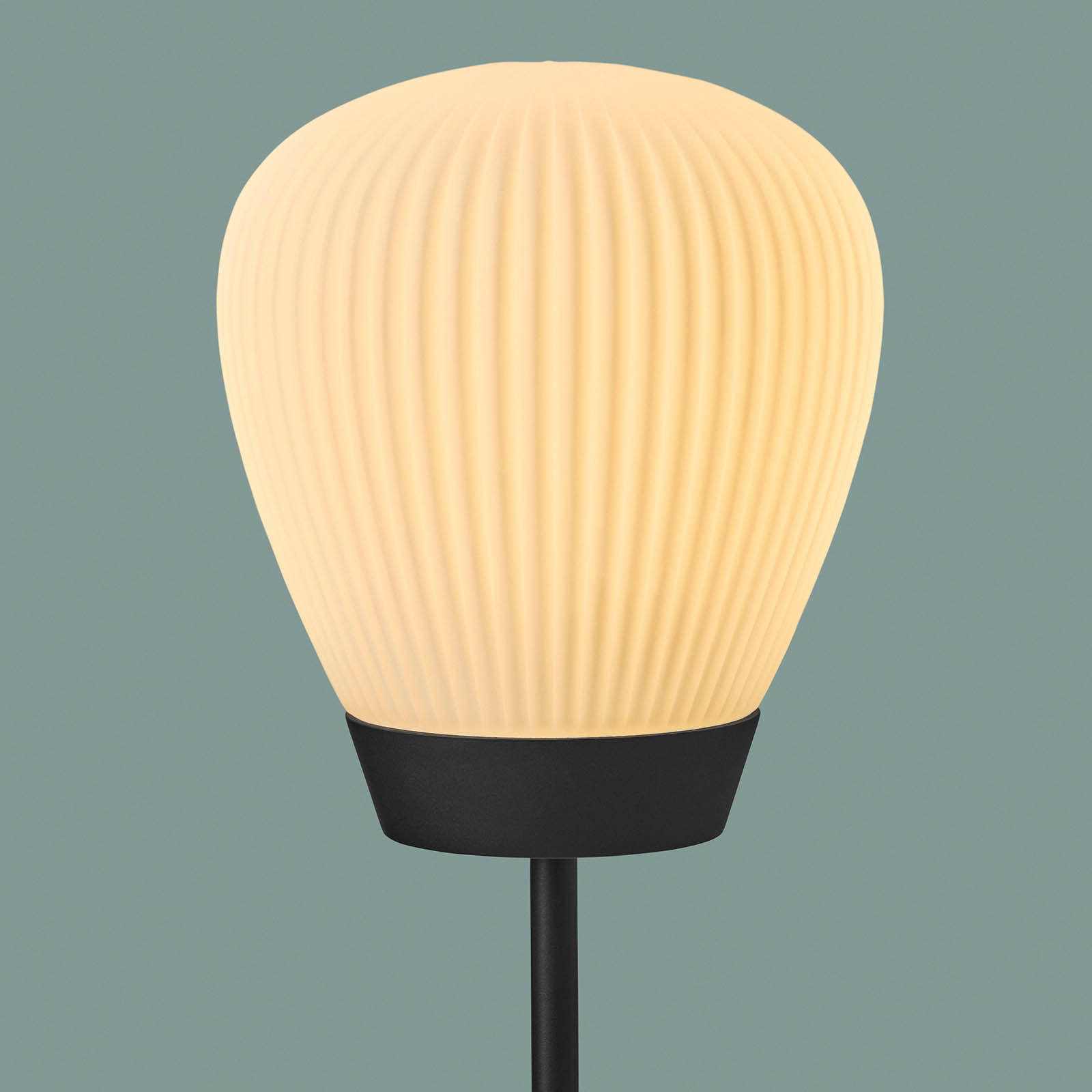 Height Adjustable Floor Lamp PLISSEE S with Pleated Glass Shade: Abgebildet in der Oberfläche Schwarz