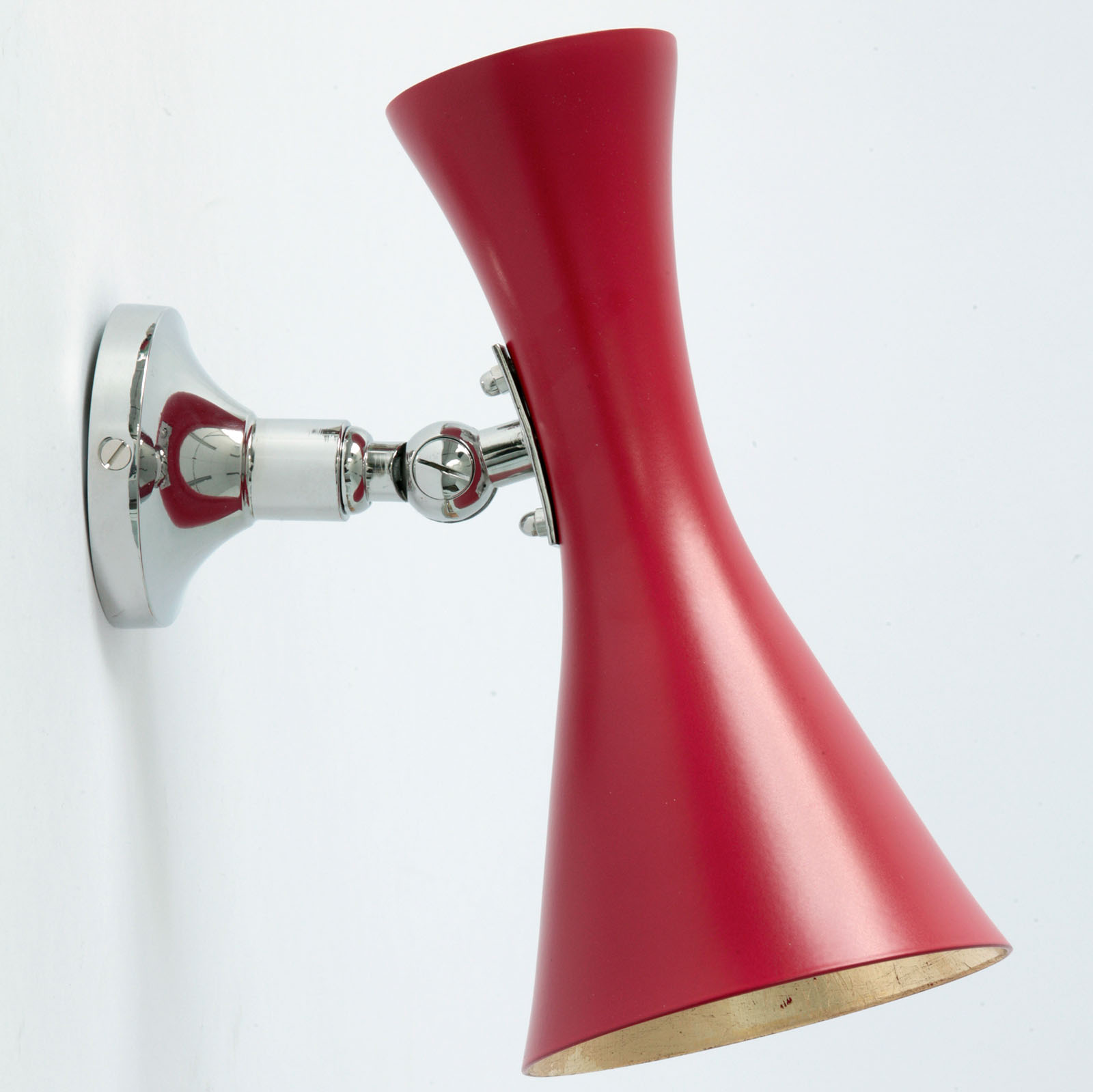 Small Mid Century wall light with jointed double shade: verchromtes Metall, Blattgold und Schirm in RAL 3002