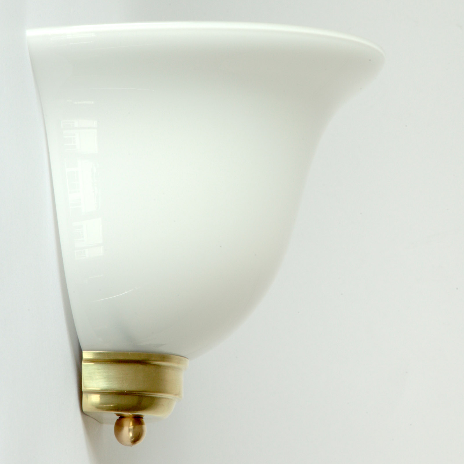 Wall Washer with Curved Opal Glass Shade: Messing poliert, unlackiert