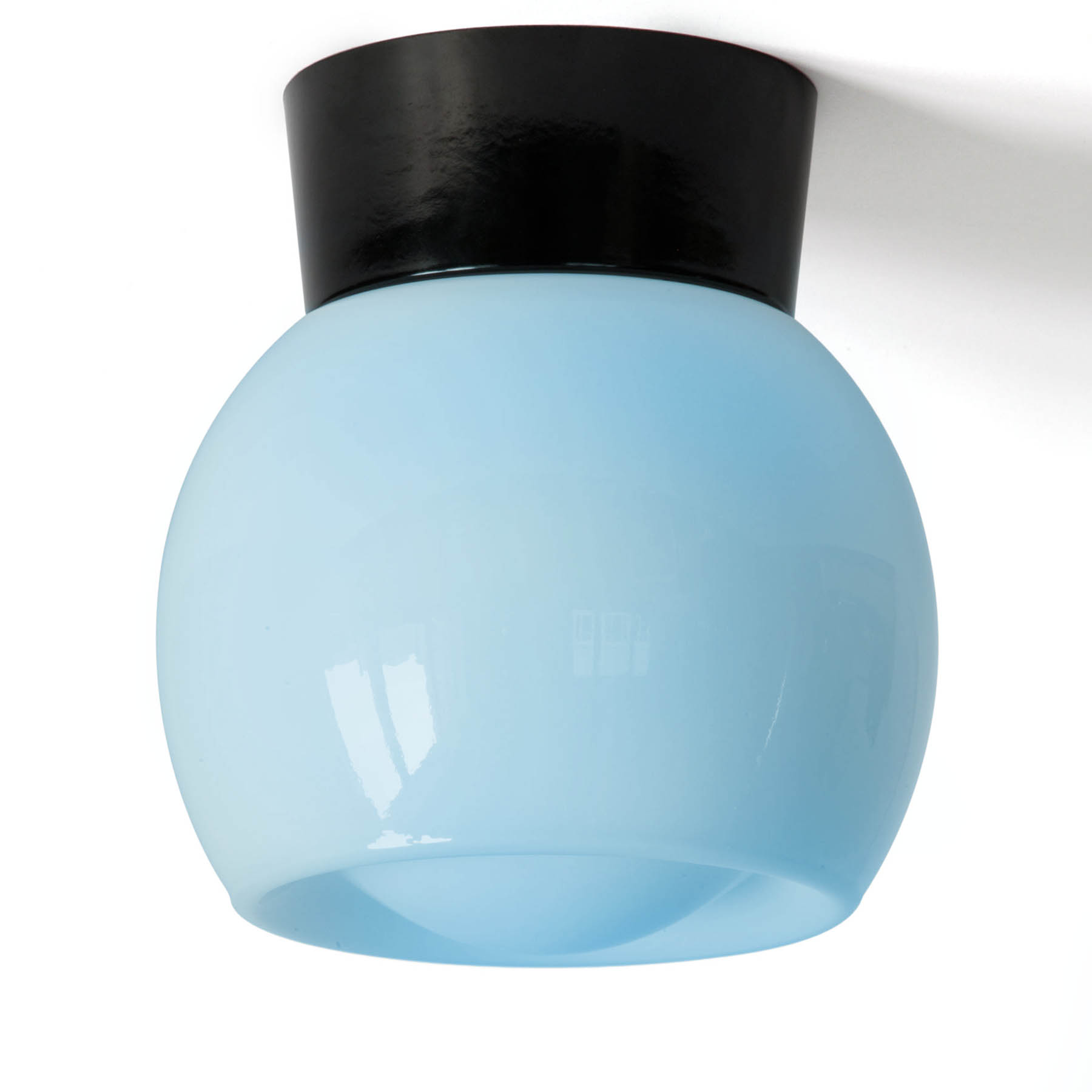Pastellglas-Deckenleuchte mit Bakelitsockel KNOB, verschiedene Farben: Die minimalistische Deckenleuchte mit schwarzem Backelitsockel, hier mit blauem Opalglas