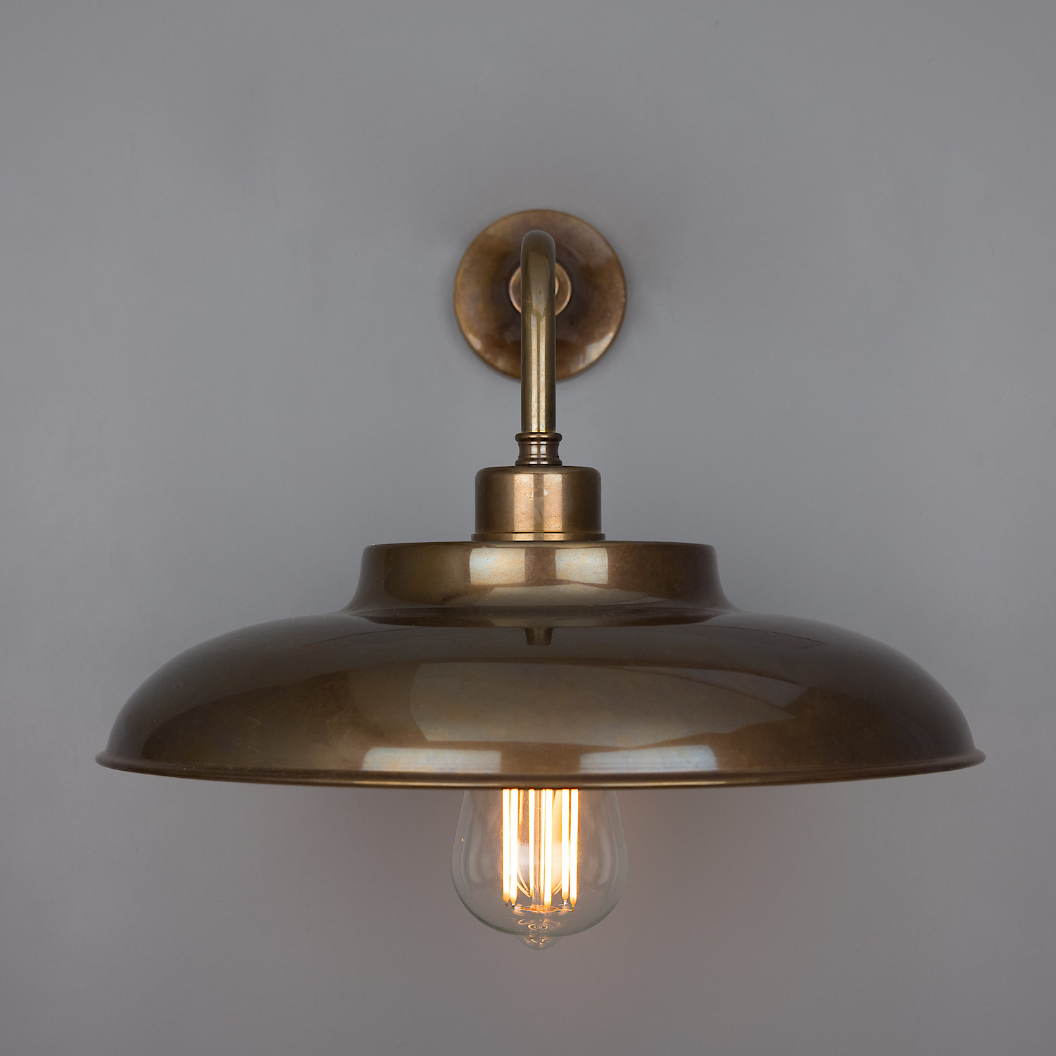 Nostalgic Dish Shade Wall Light Made of Brass: Alt-Messing patiniert