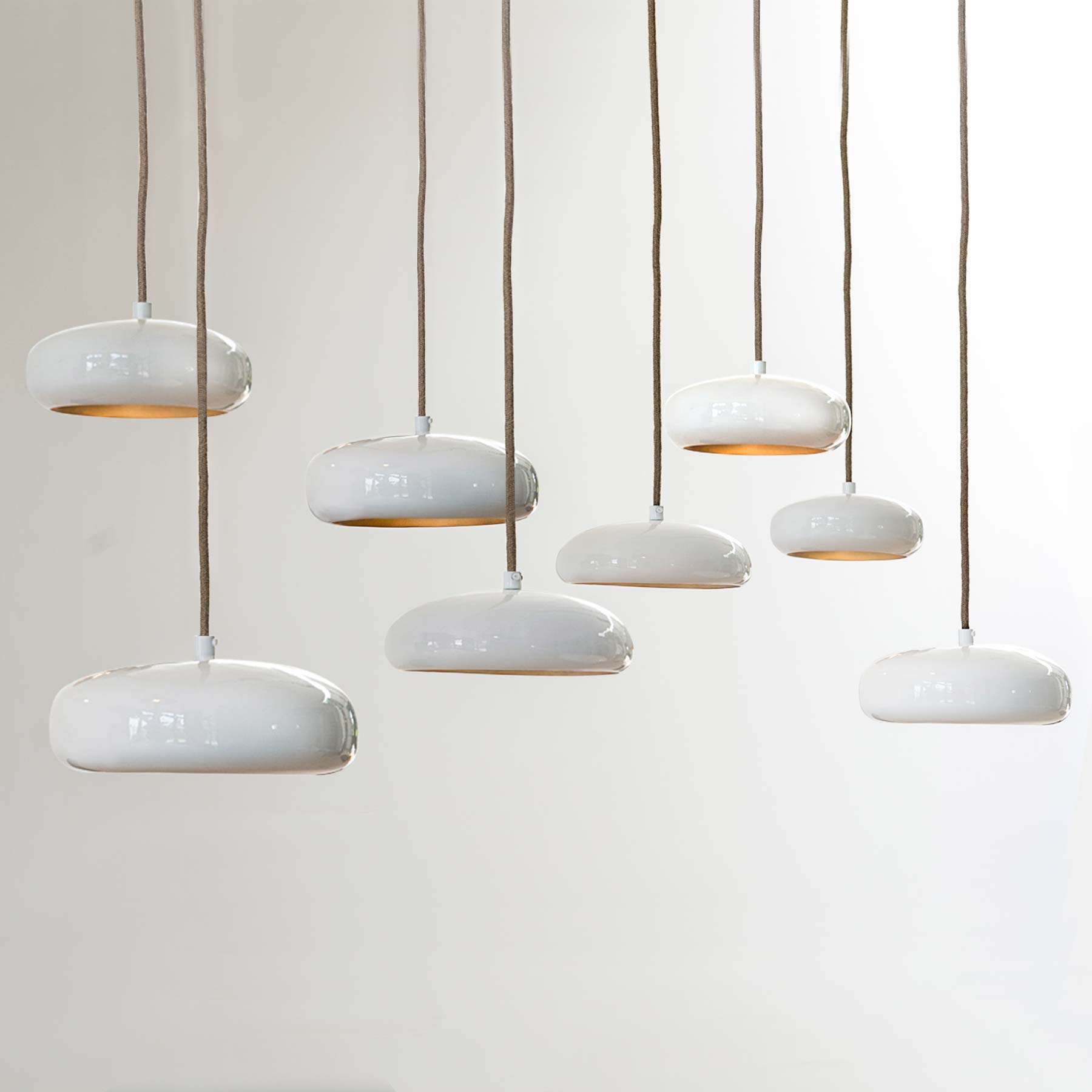 Gruppe mit 8 unregelmäßig abgerundeten LED-Pendelleuchten GALET BLANC