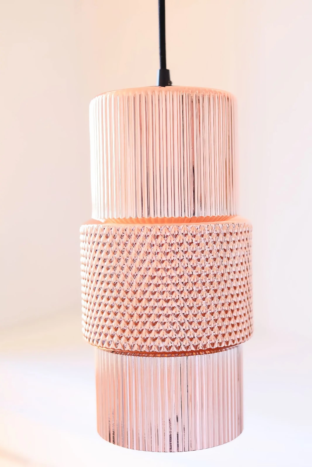 Artistic Cylinder Pendant Lamp BABEL Made of Coloured Textured Glass: Die Leuchte in Roségold (ausgeschaltet)
