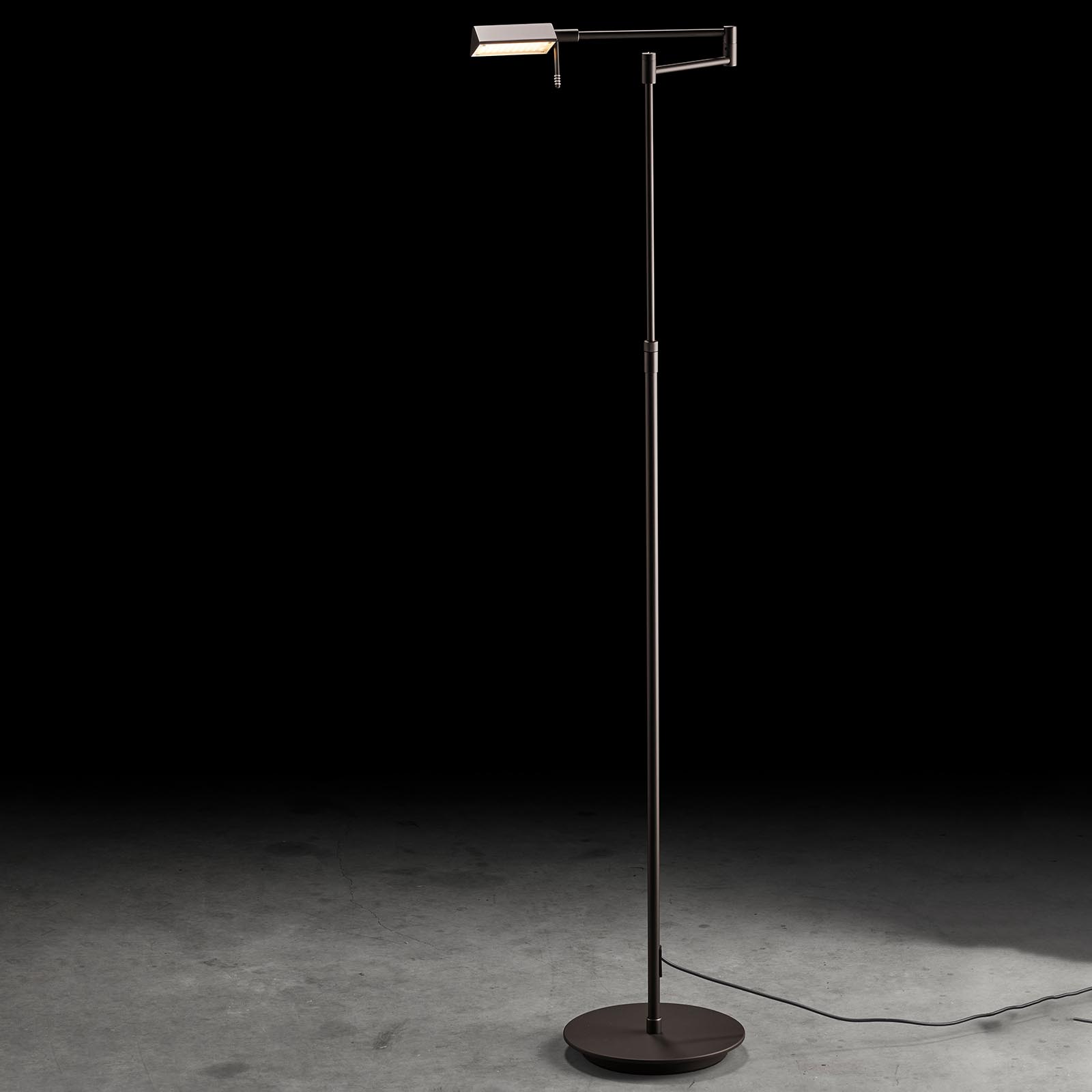 Lese-Stehleuchte 9614 aus Messing mit High End-LED und Dimmer: Abgebildet in der Oberfläche Fumé matt