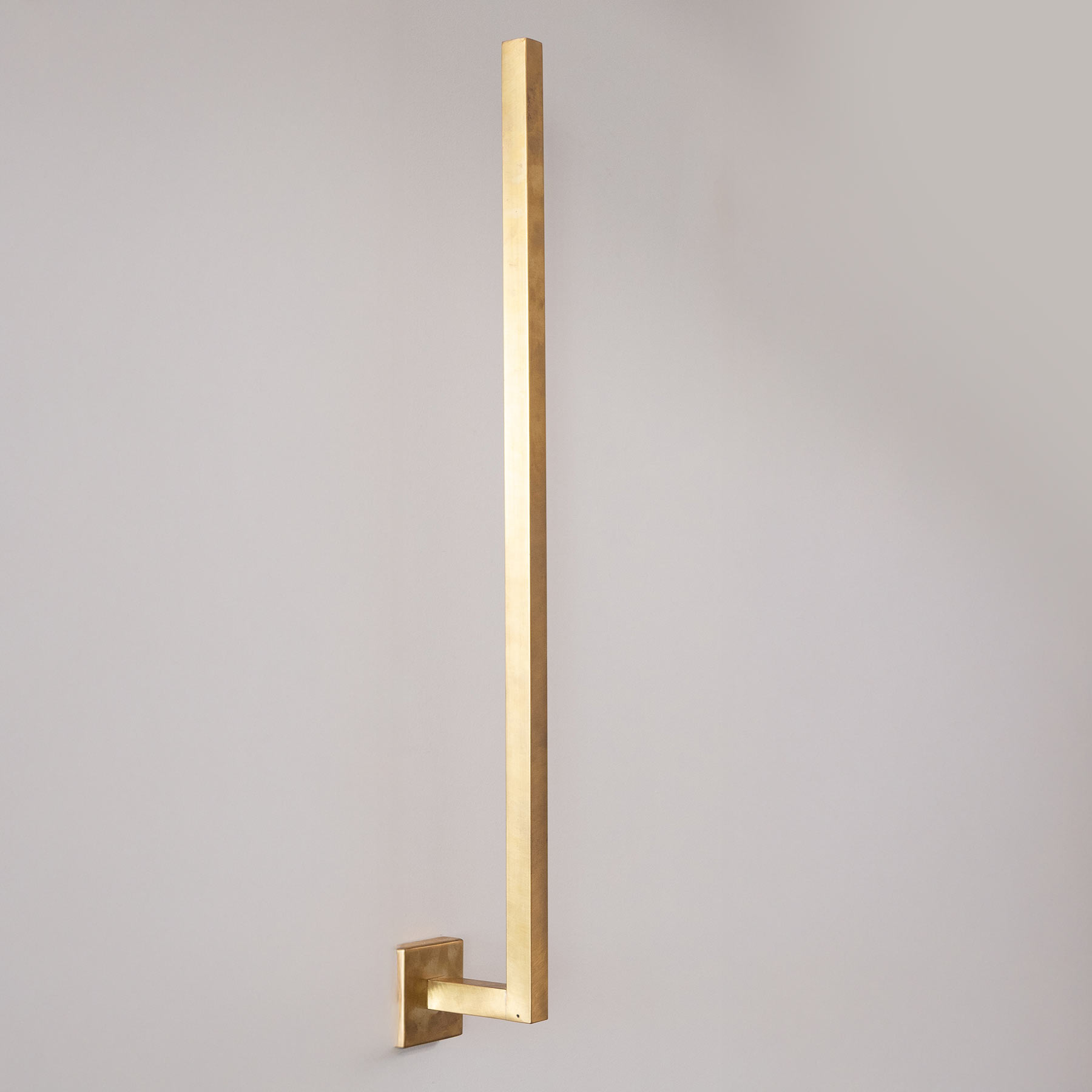 Indirektes Licht: Hohe Design-Wandleuchte ELLE aus Messing