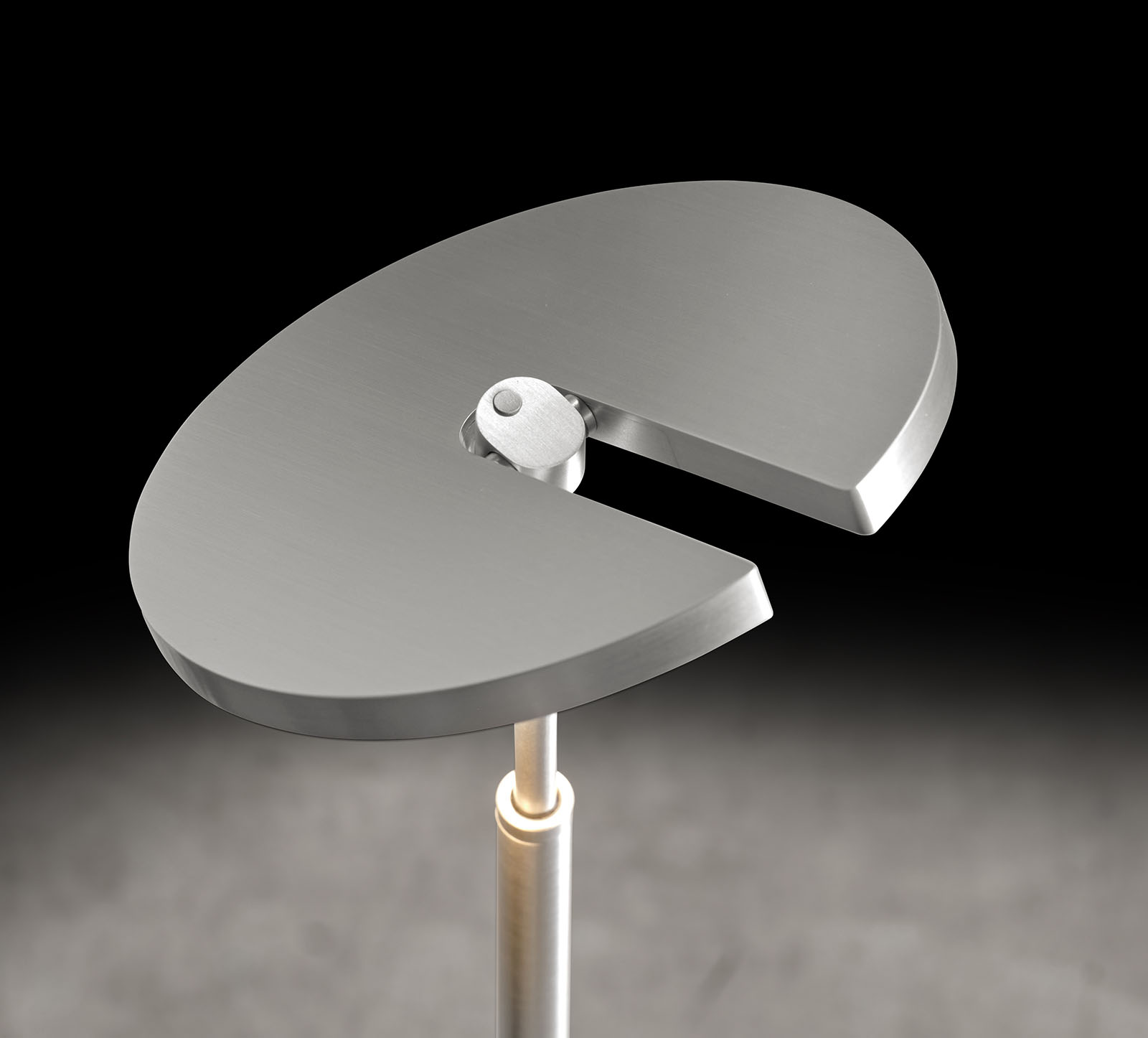 Floor Uplighter SUPERNOVA S/DTW with High-End LED: Detail des Leuchtenkopfs in Aluminium matt