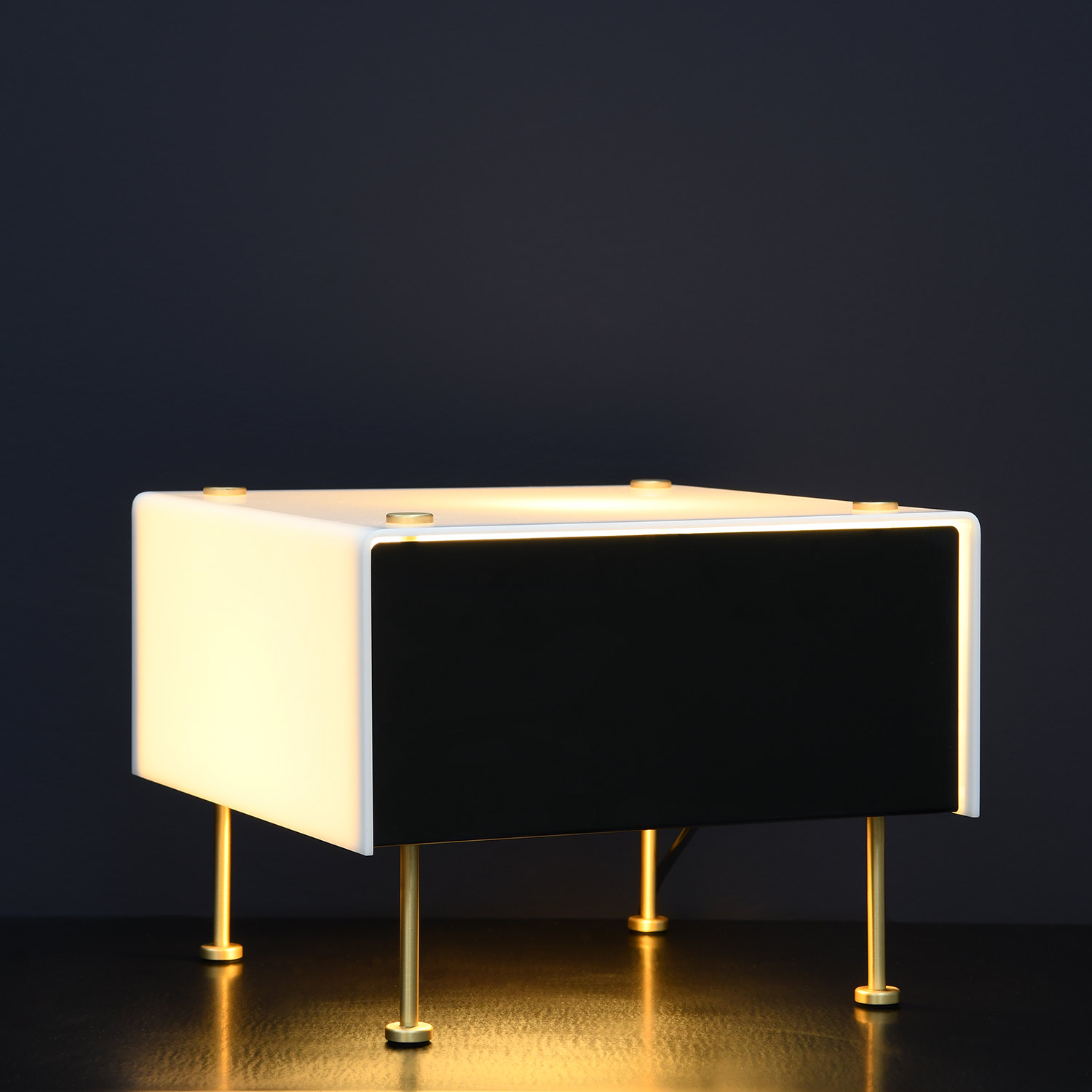 Mid Century-Kasten-Tischleuchte G60, Acrylglas mit Messingfüßen