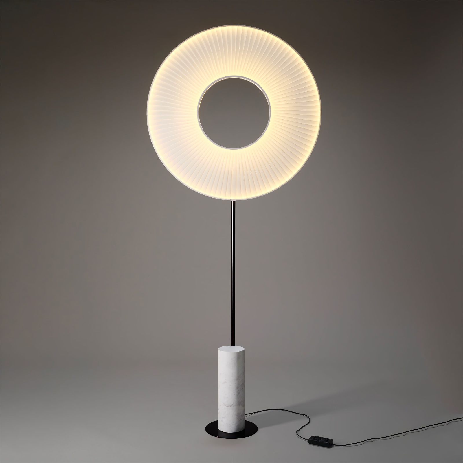 Large Floor Lamp IRIS Made of Polyester Taffeta and Marble: Das große Modell mit 80 cm Durchmesser, weißer Marmorsockel