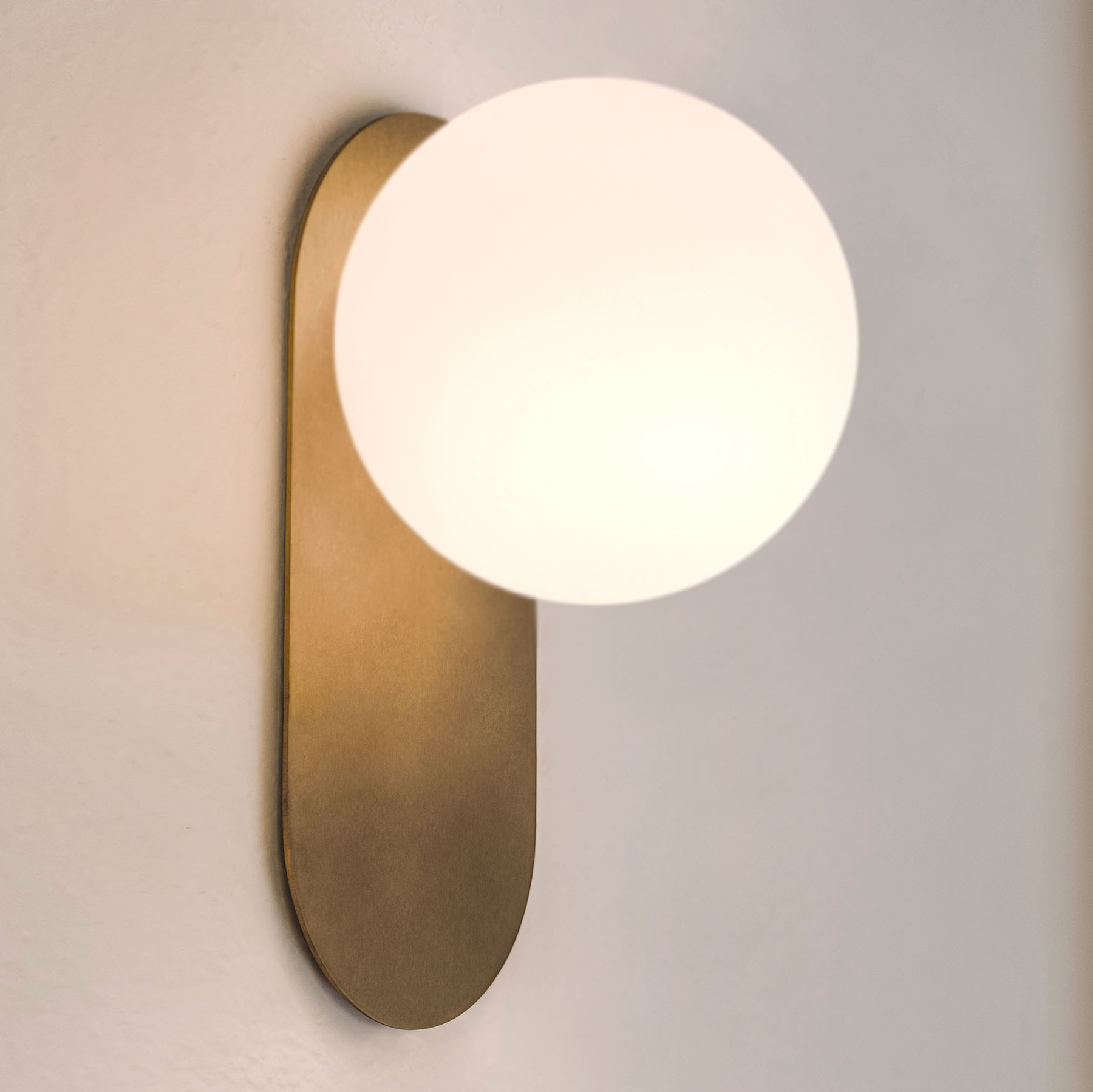 Minimalistische Design-Wandleuchte mit satinierter Glaskugel ADRION