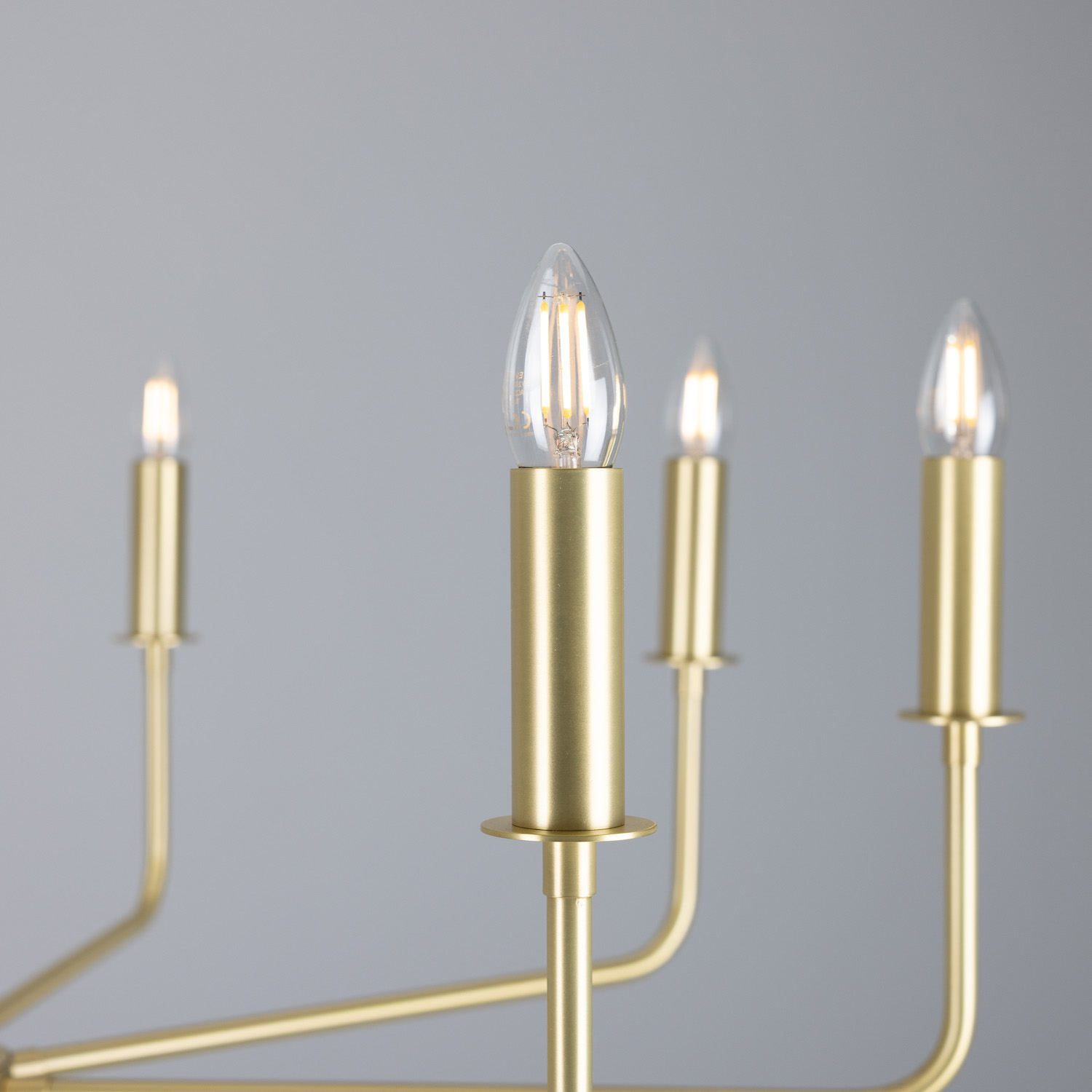 Modern Chandelier with Eight Brass Arms and Candle Bulbs: Messing satiniert