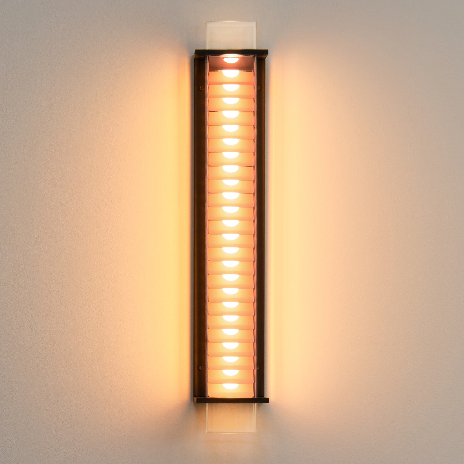 Röhren-Wandleuchte mit Lamellenblende QUADRATUBE W4