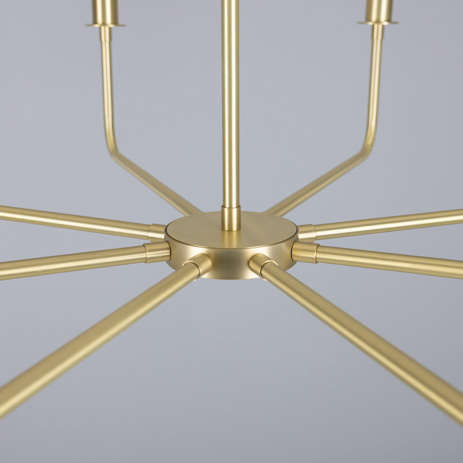 Modern Chandelier with Eight Brass Arms and Candle Bulbs: Messing satiniert