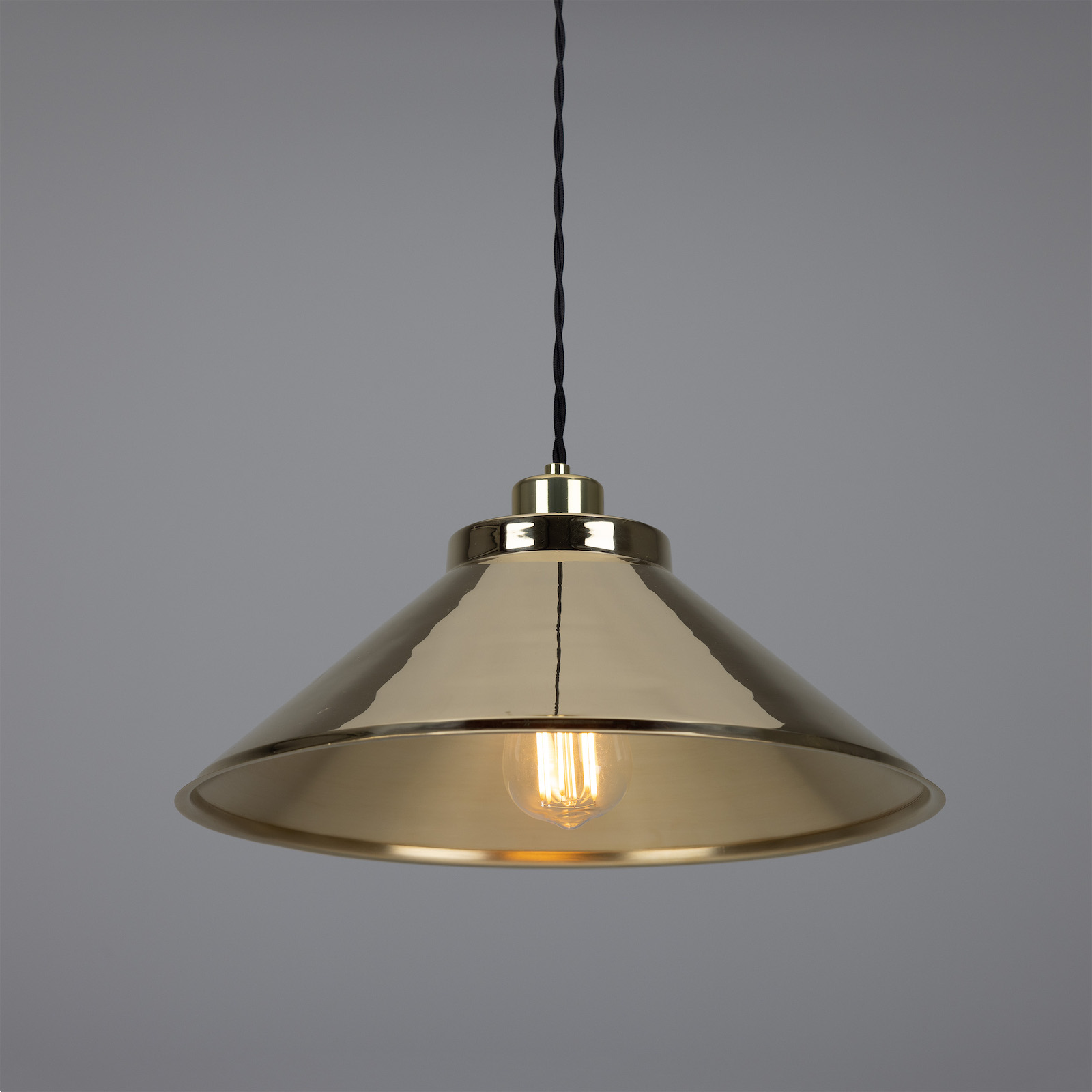 Traditionelle Messing-Pendelleuchte aus der Manufaktur: Messing poliert
