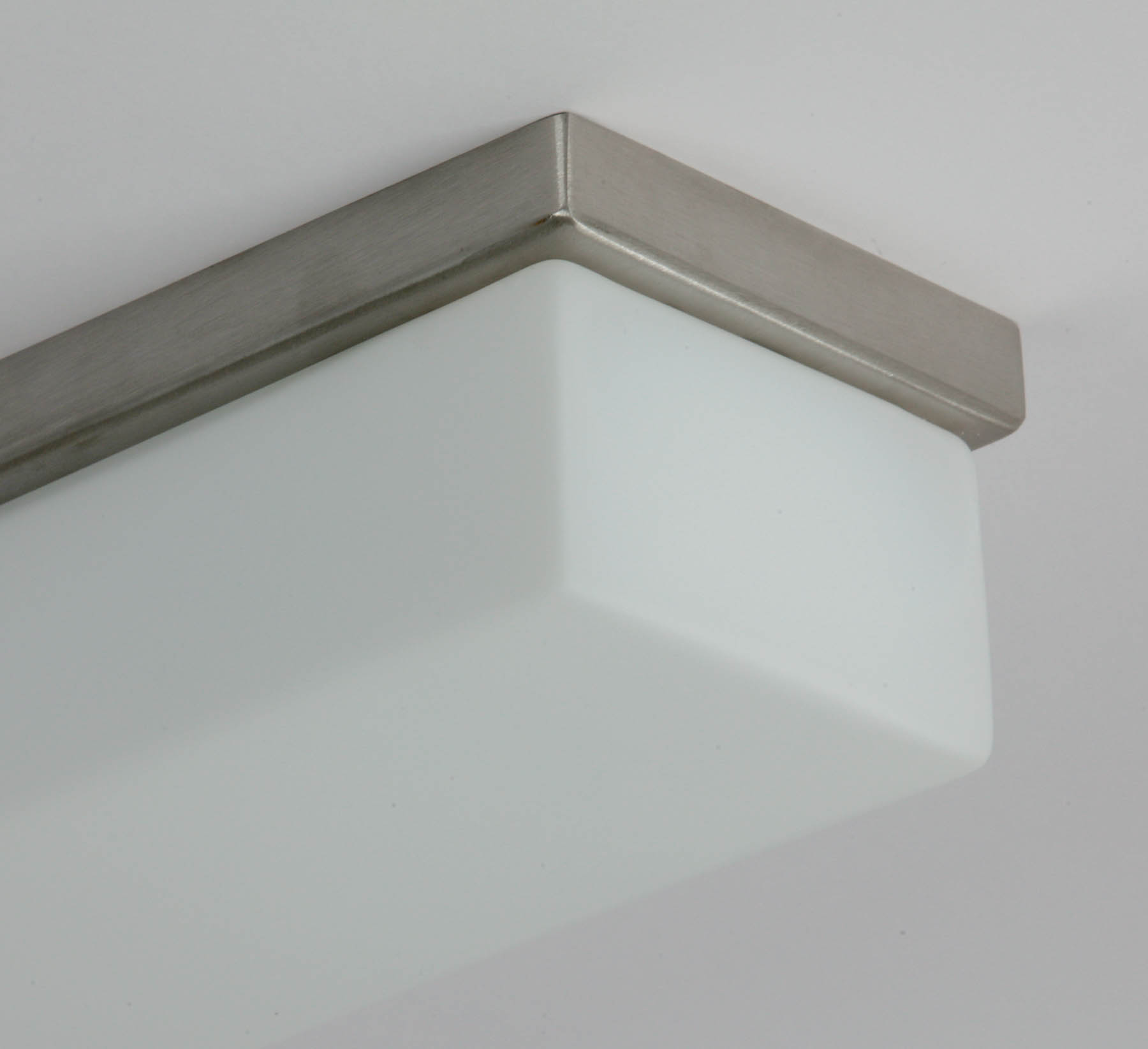 Lange Opalglas-Deckenleuchte SYLVA mit Rundprofil, 61 cm: Edelstahl satiniert hier in der ebenfalls erhältlichen Version mit eckigem Glas