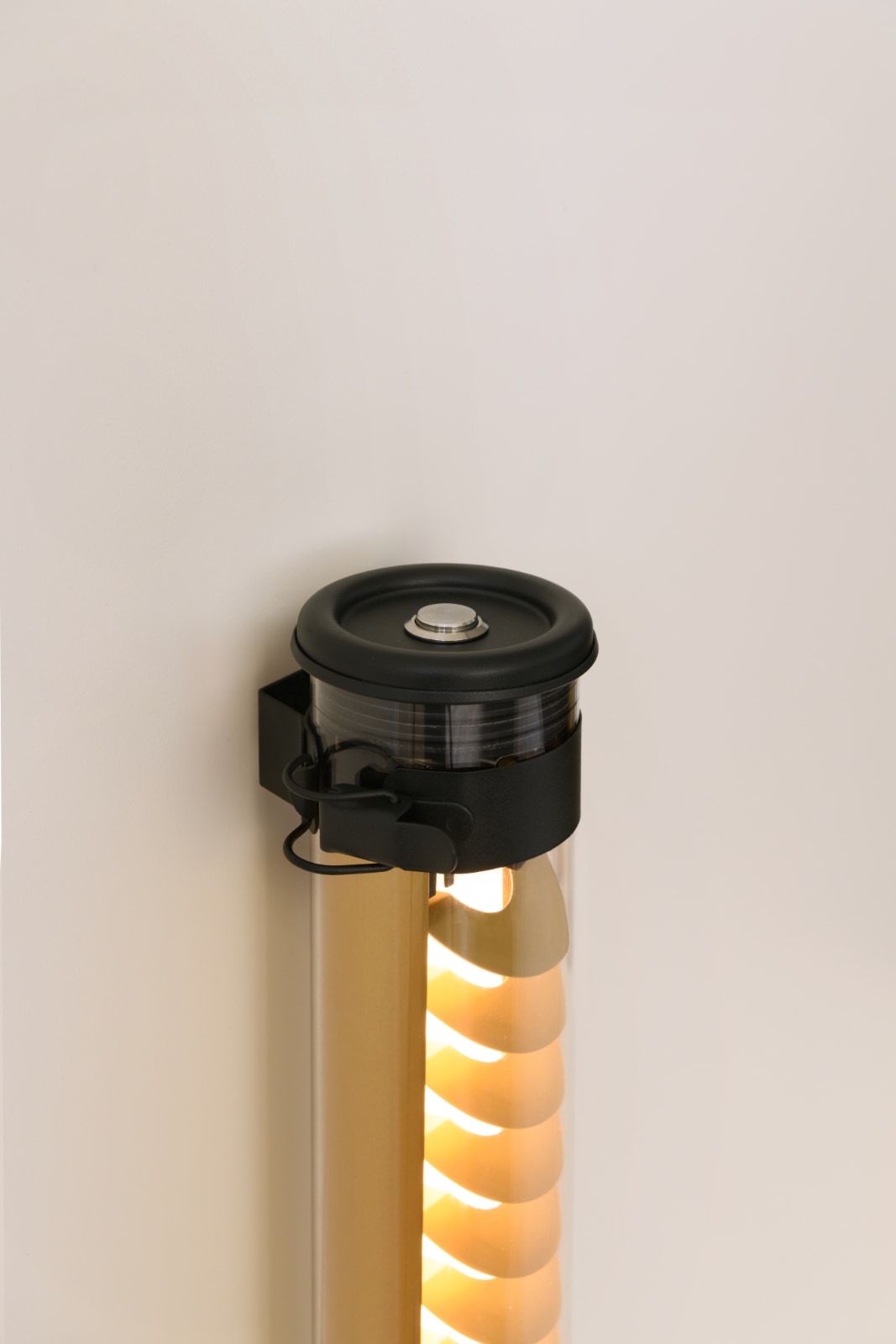 Röhren-Wandleuchte mit Stecker ELGAR PUSH: Die Leuchte kann über einen Knopf an der Oberseite geschaltet und gedimmt werden.