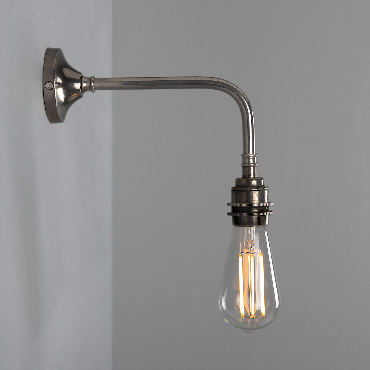 Minimalistische Retro-Wandleuchte mit Fassung für blanke Glühbirnen: Messing alt-silbern patiniert