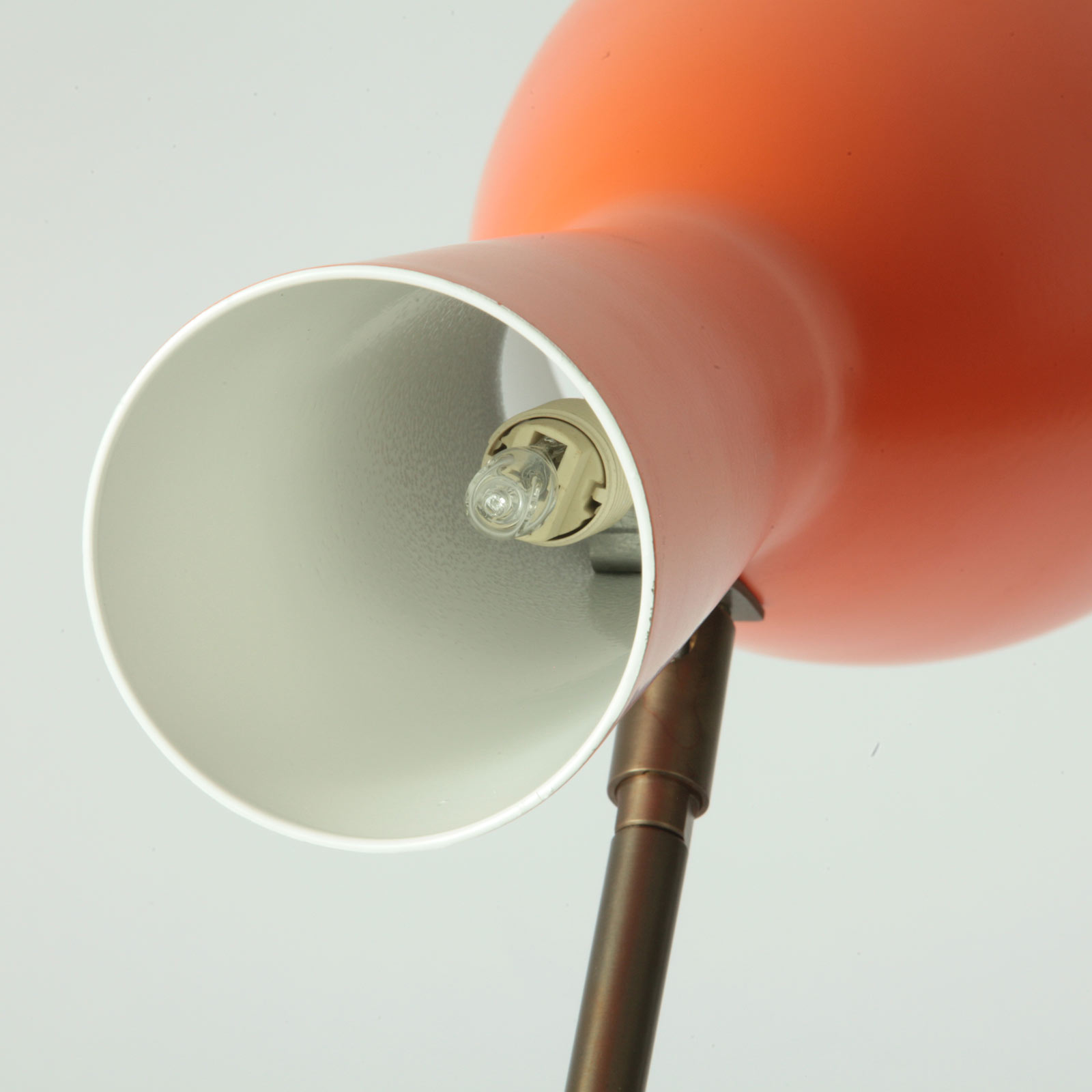 Doppel-Wandleuchte im Mid Century Chic mit zwei taillierten Schirmen: RAL 2004 Reinorange, innen weiß