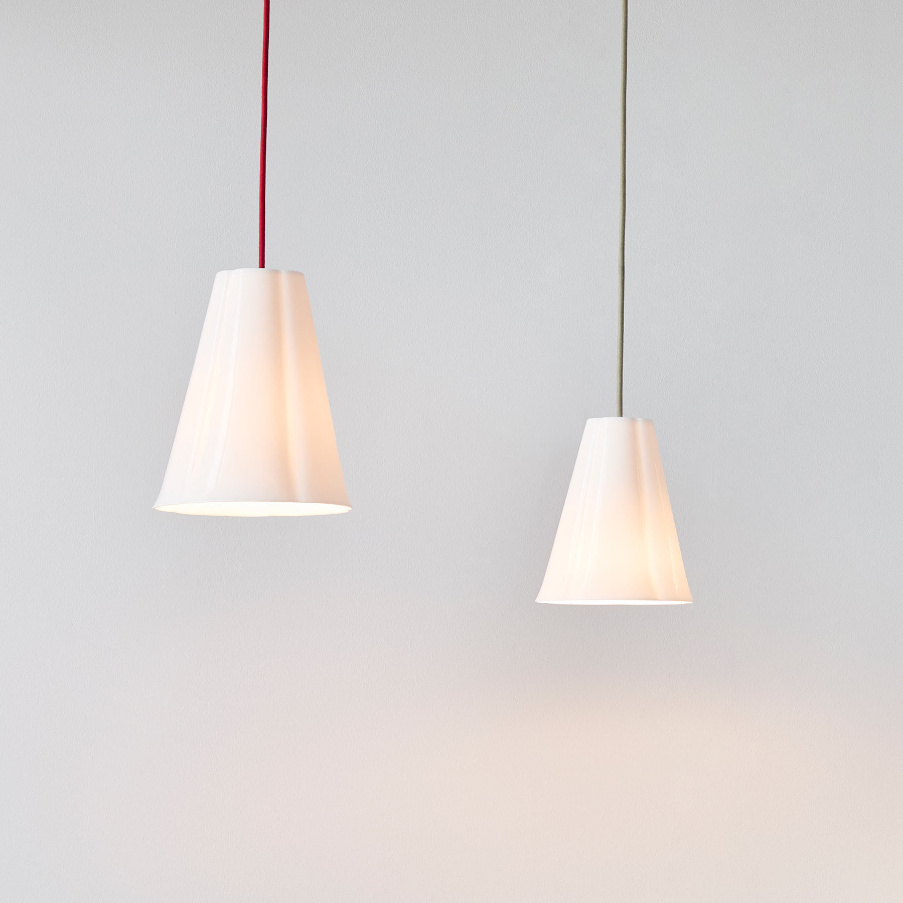 Elegant China Pendant Light BLOSSOM: Im eingeschalteten Zustand erstrahlen die Porzellan-Schirme in einem warmen Farbton