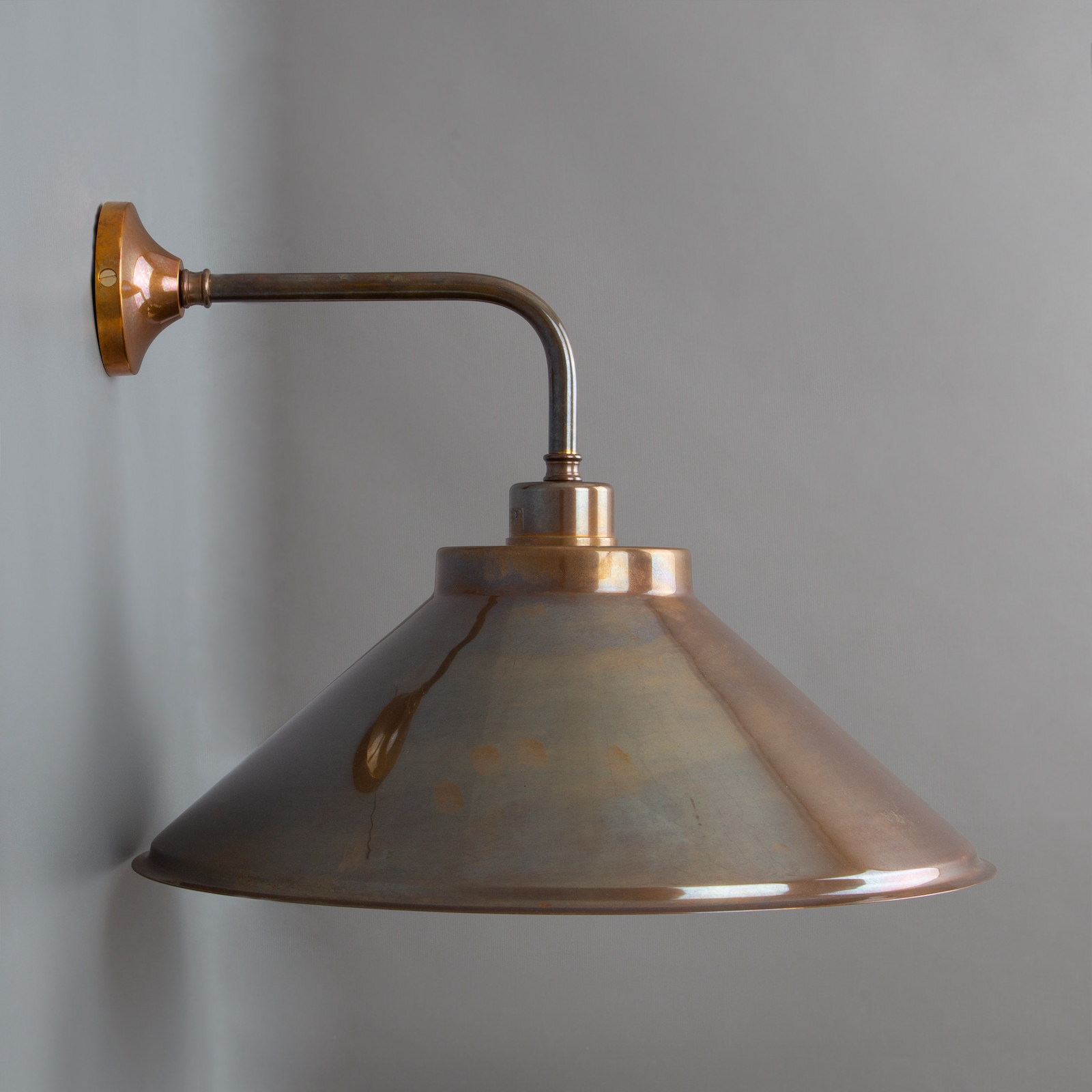 Nostalgic brass wall sconce with brass coolie shade: Alt-Messing patiniert