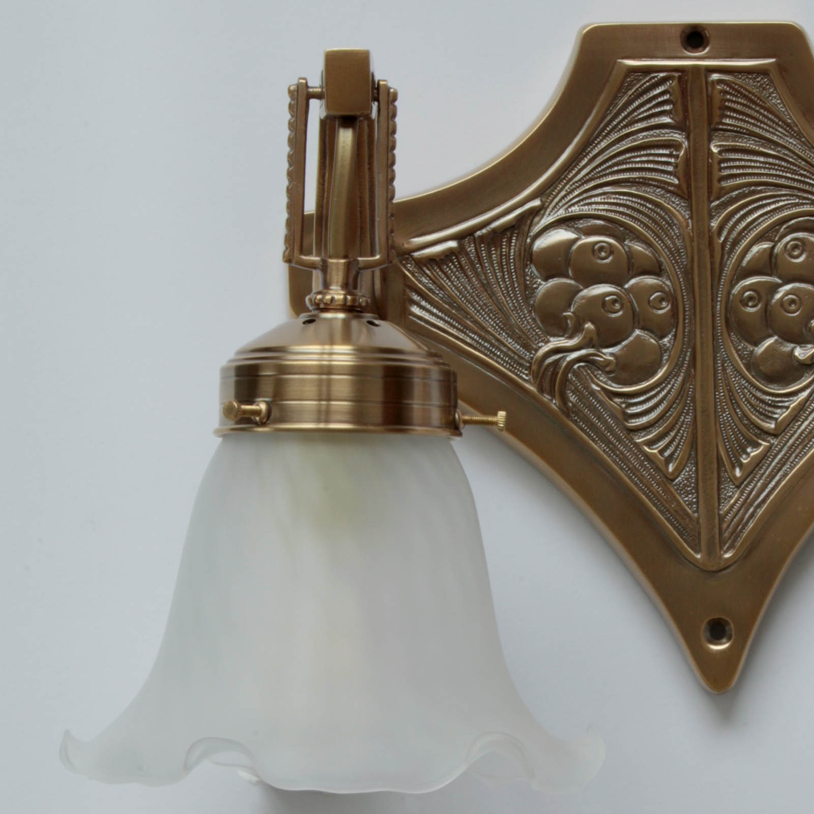 Zweiflammige Jugendstil-Wandleuchte SOLON WL V: Antik handpatiniert (Altmessing)
