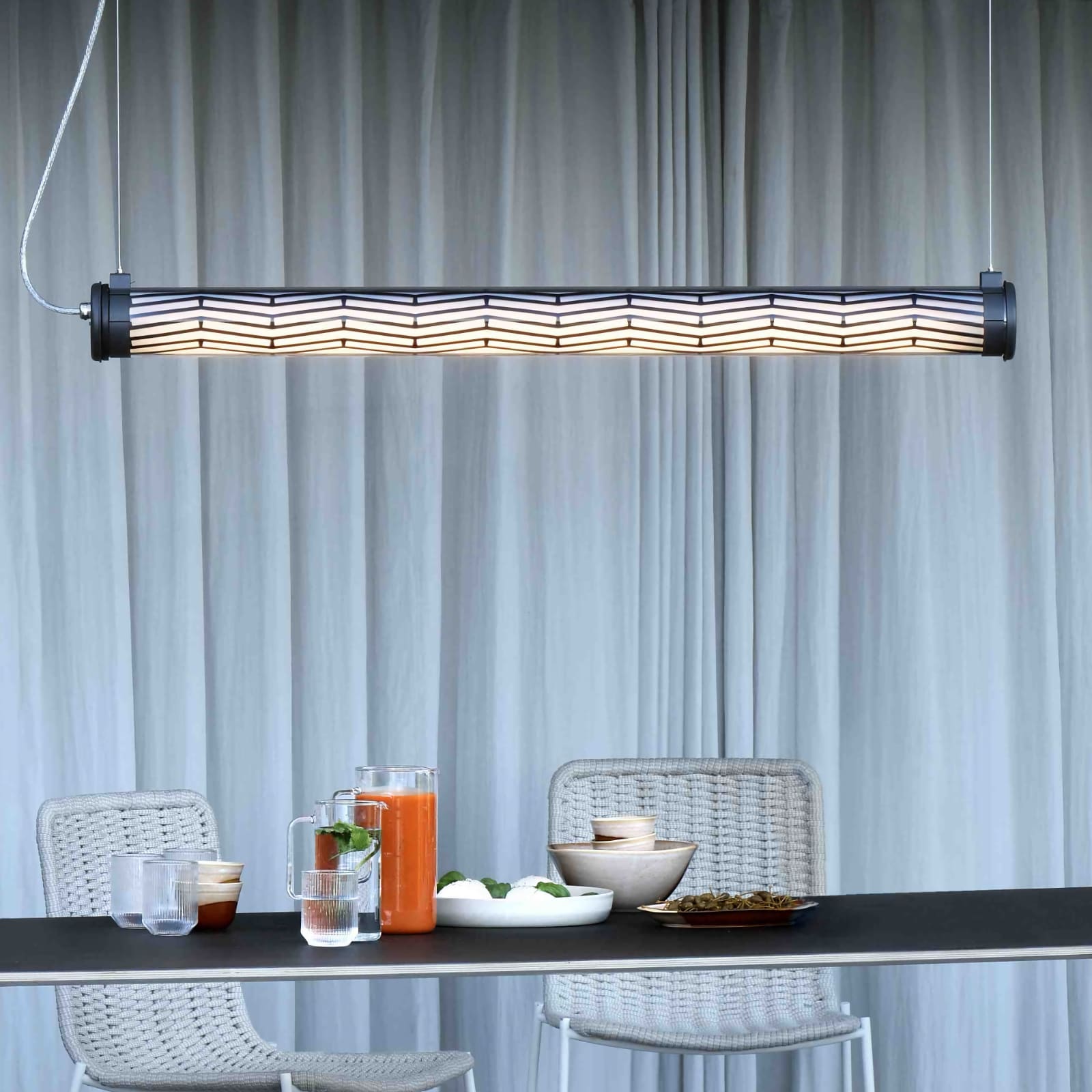 Röhrenleuchte RIVOLI mit geometrischer Lochblende und IP68 (130 cm)