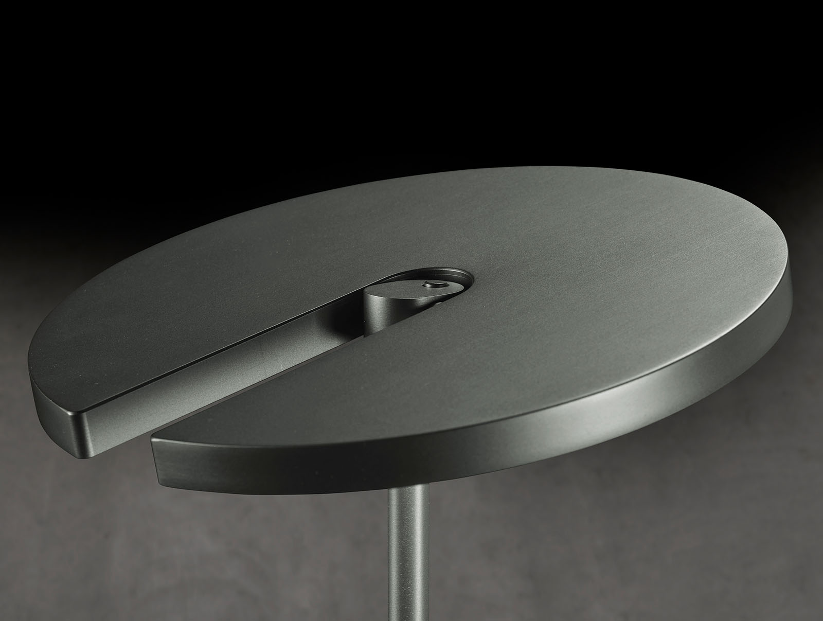 Floor Uplighter SUPERNOVA S/DTW with High-End LED: Detail des Leuchtenkopfs in Platin