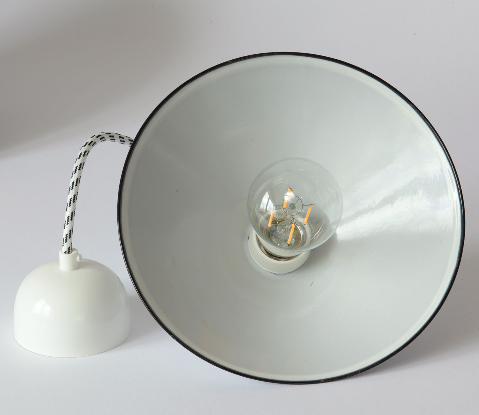 Unique Pieces with Antique Enamel Shades: Borken Pendant Lamp 240 mm: Die emaillierten Schirme sind Einzelstücke mit Gebrauchs- und Lagerspuren, der Baldachin ist pulverbeschichtet